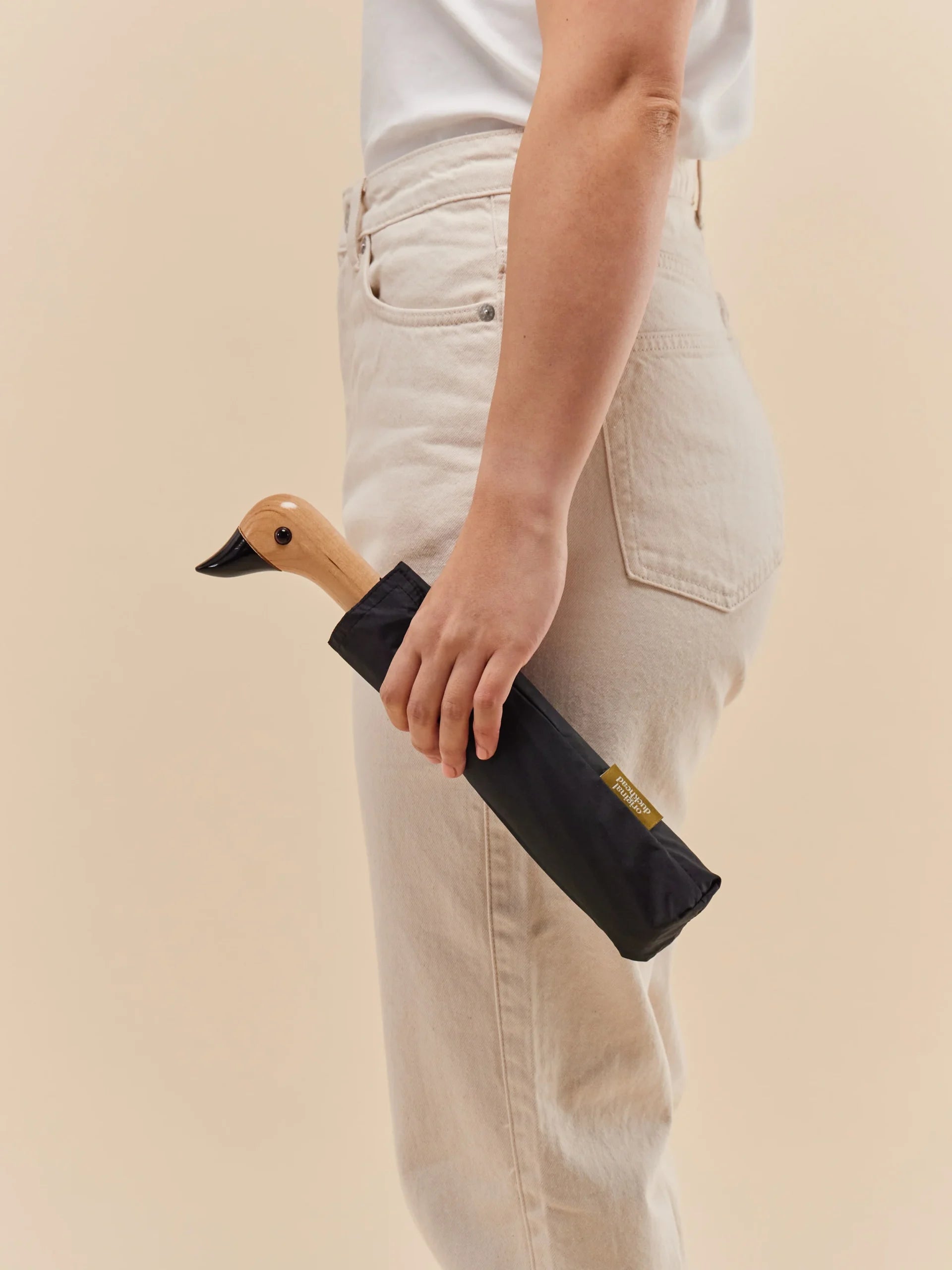 Osoba trzymająca czarną parasolkę z drewnianą rączką w kształcie ptaka WABOBA AB