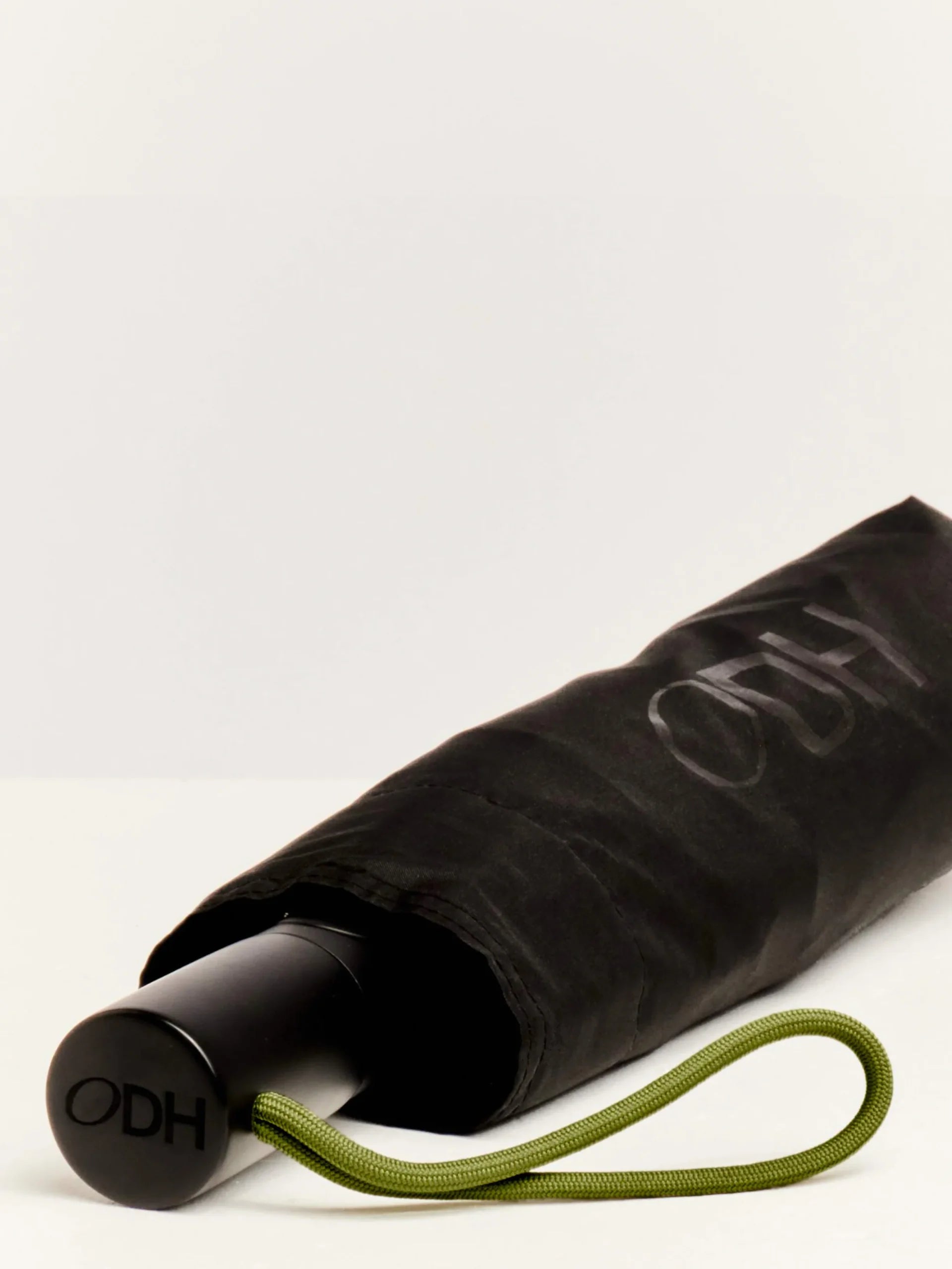 Czarna parasolka automatyczna czarna marki LOQI z zielonym uchwytem i etui