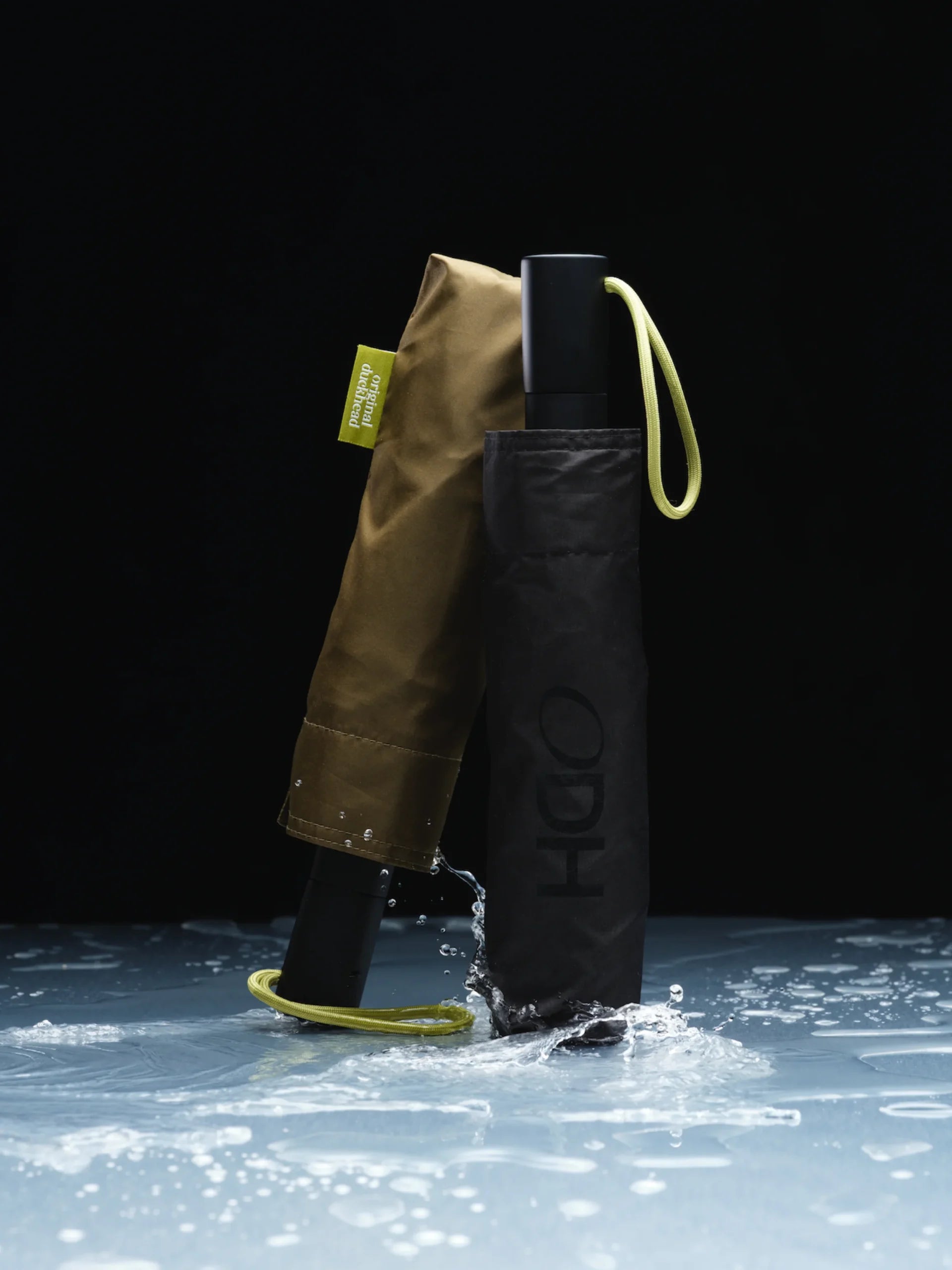 Parasolka automatyczna czarna LOQI składana z żółtą pętelką na wodzie