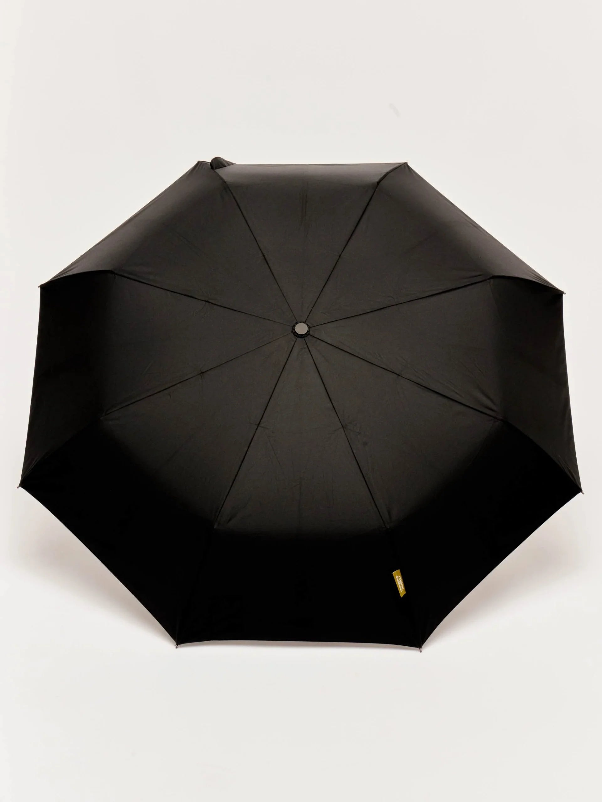 Czarna parasolka automatyczna czarna LOQI z wytrzymałym materiałem i ergonomiczną rączką