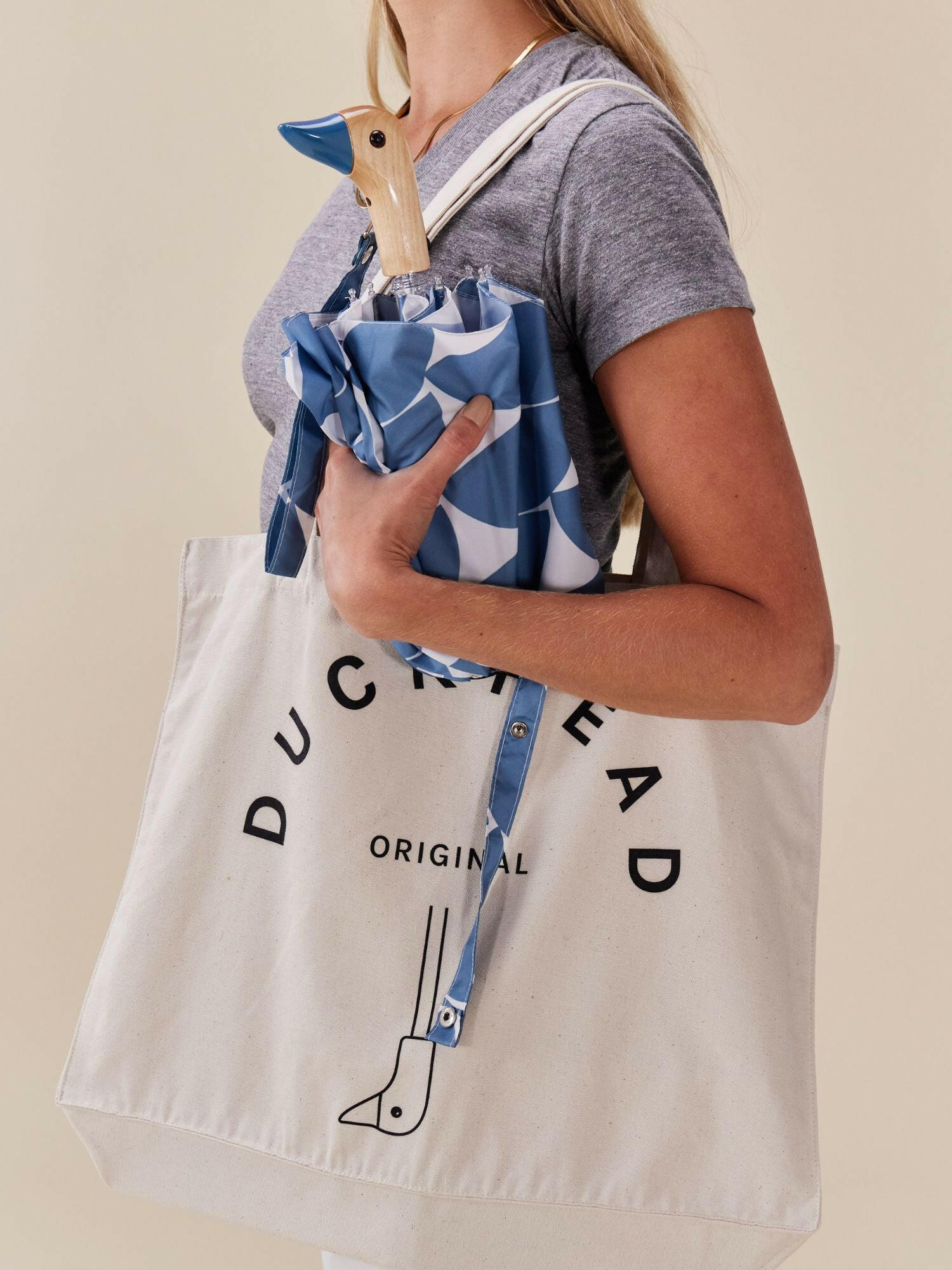 Parasolka z drewnianą rączką w kształcie kaczki marki WABOBA AB przenoszona w torbie na ramię