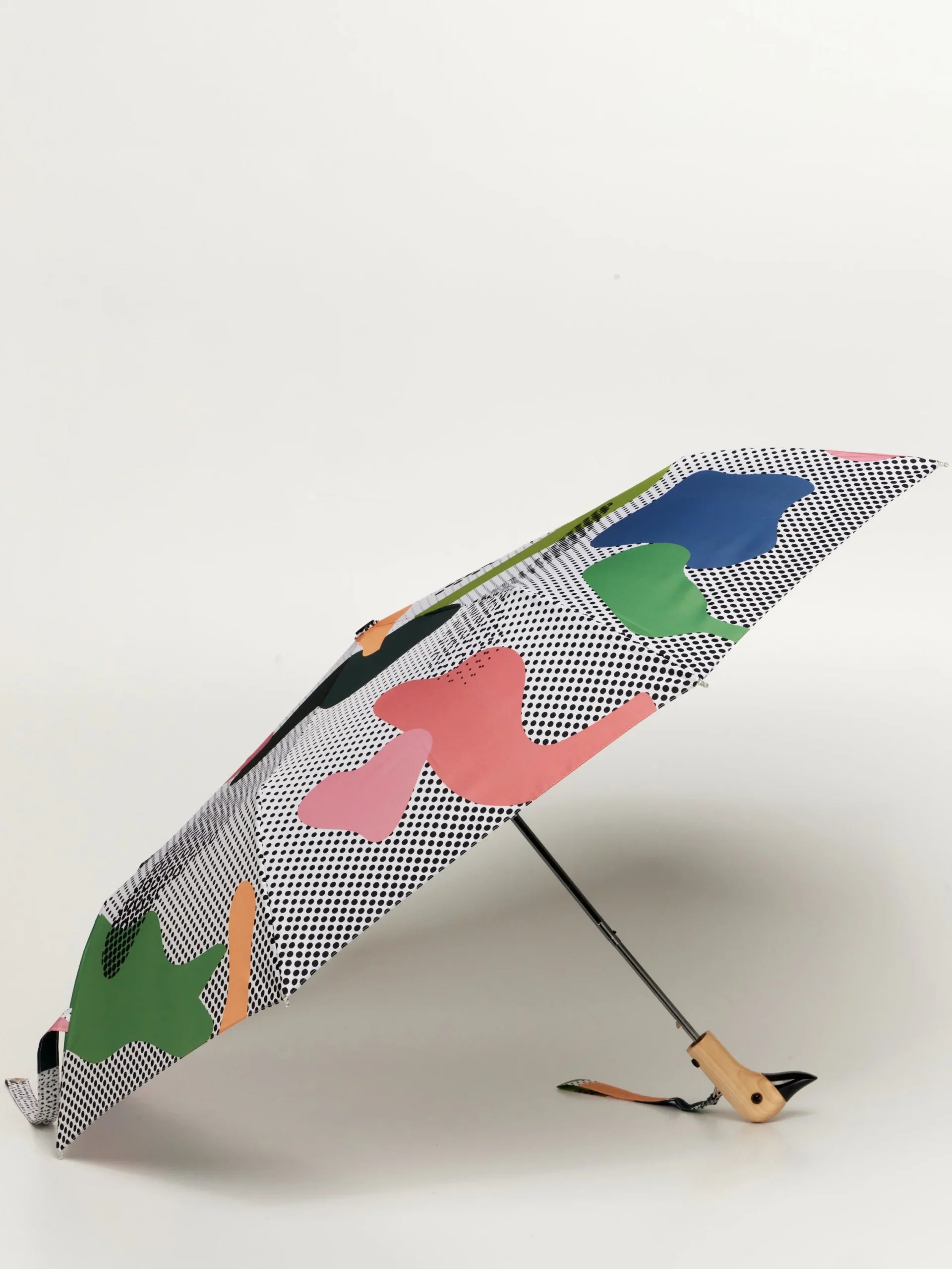 Parasolka z rączką w kształcie kaczki WABOBA AB z kolorowym wzorem na czarno-białym tle