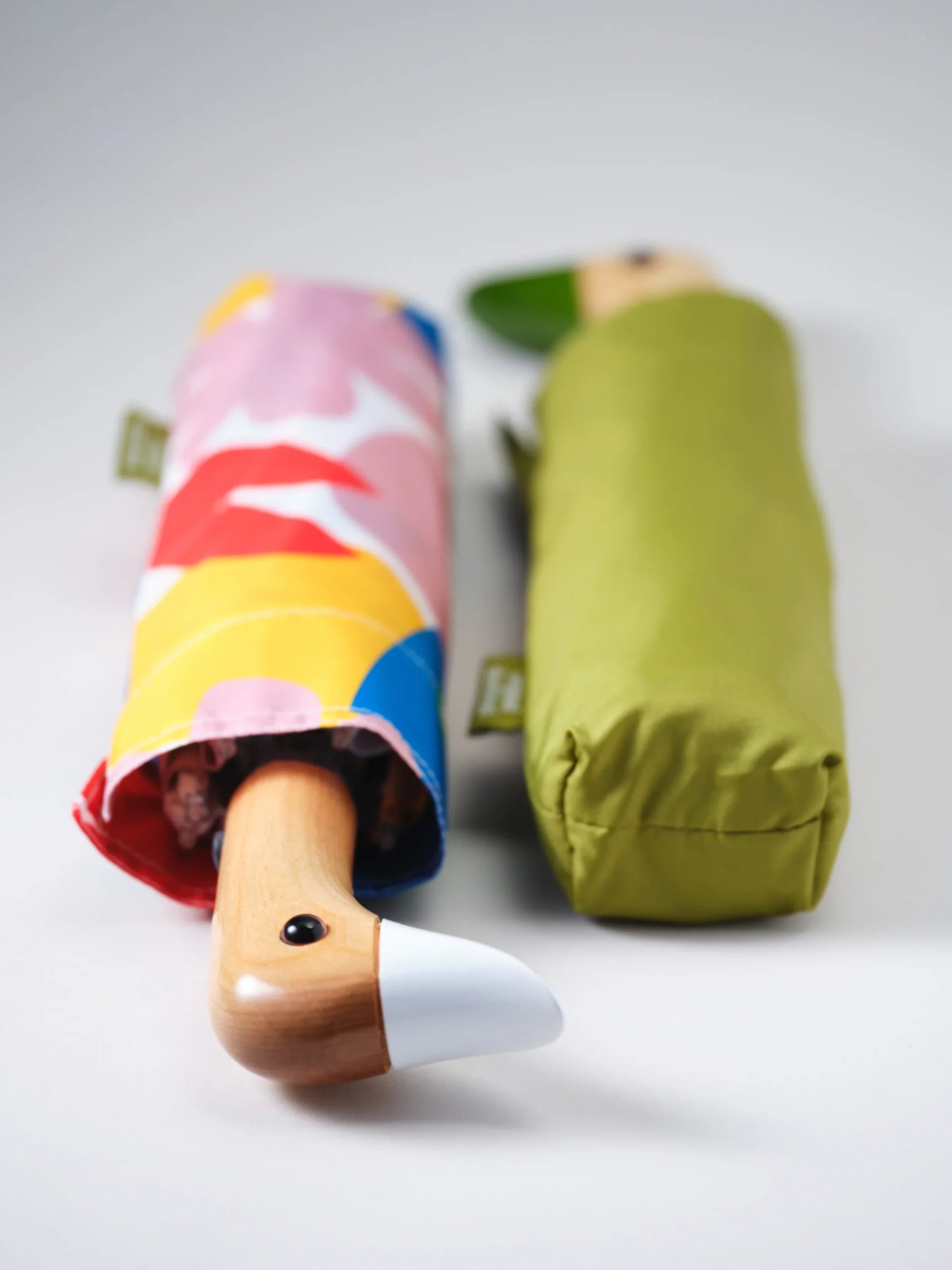 Parasolka z uchwytem w kształcie kaczki z kolorowym pokrowcem i zielonym etui