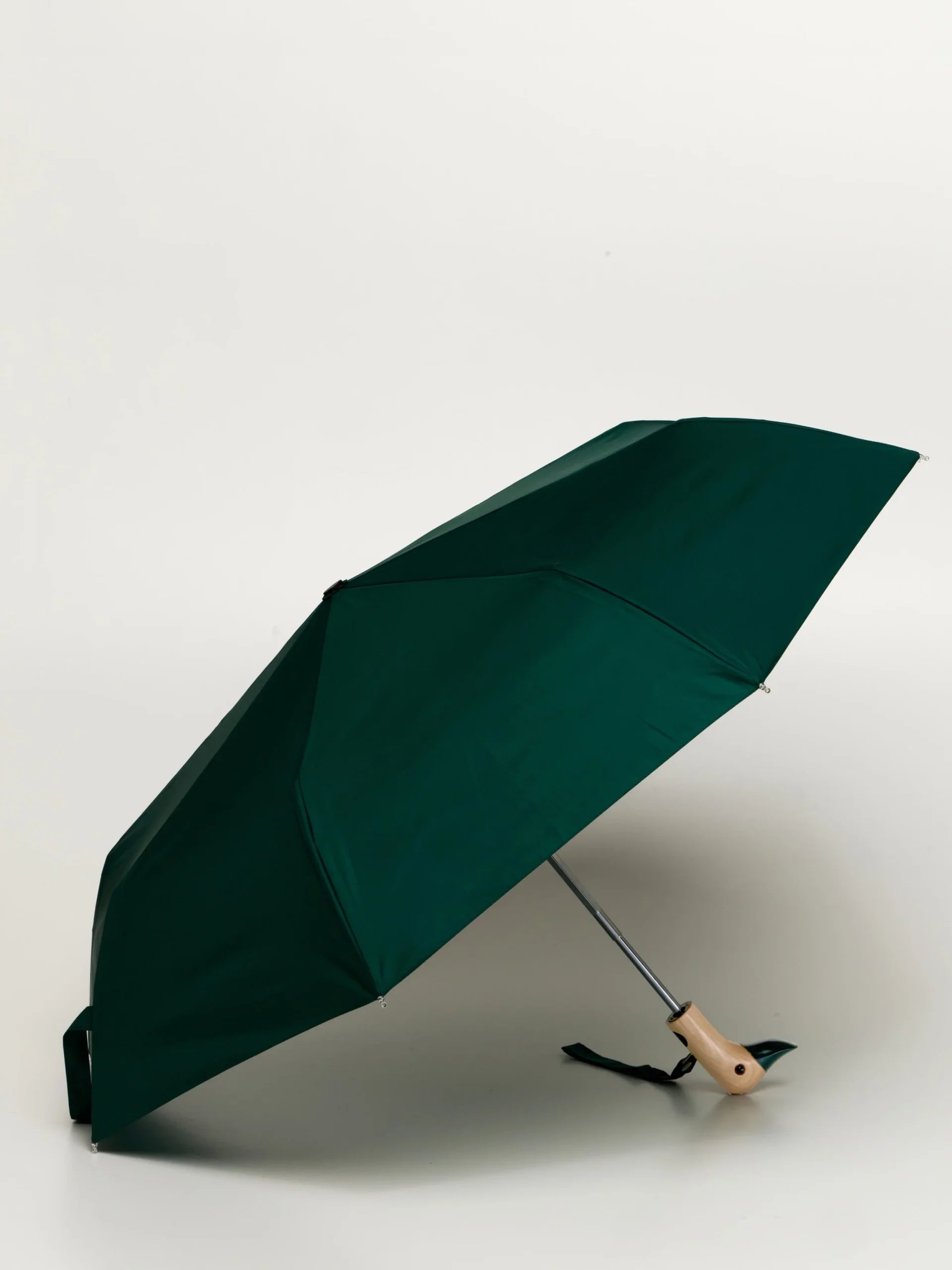 Zielona parasolka z drewnianą rączką kaczka od WABOBA AB składana i lekka