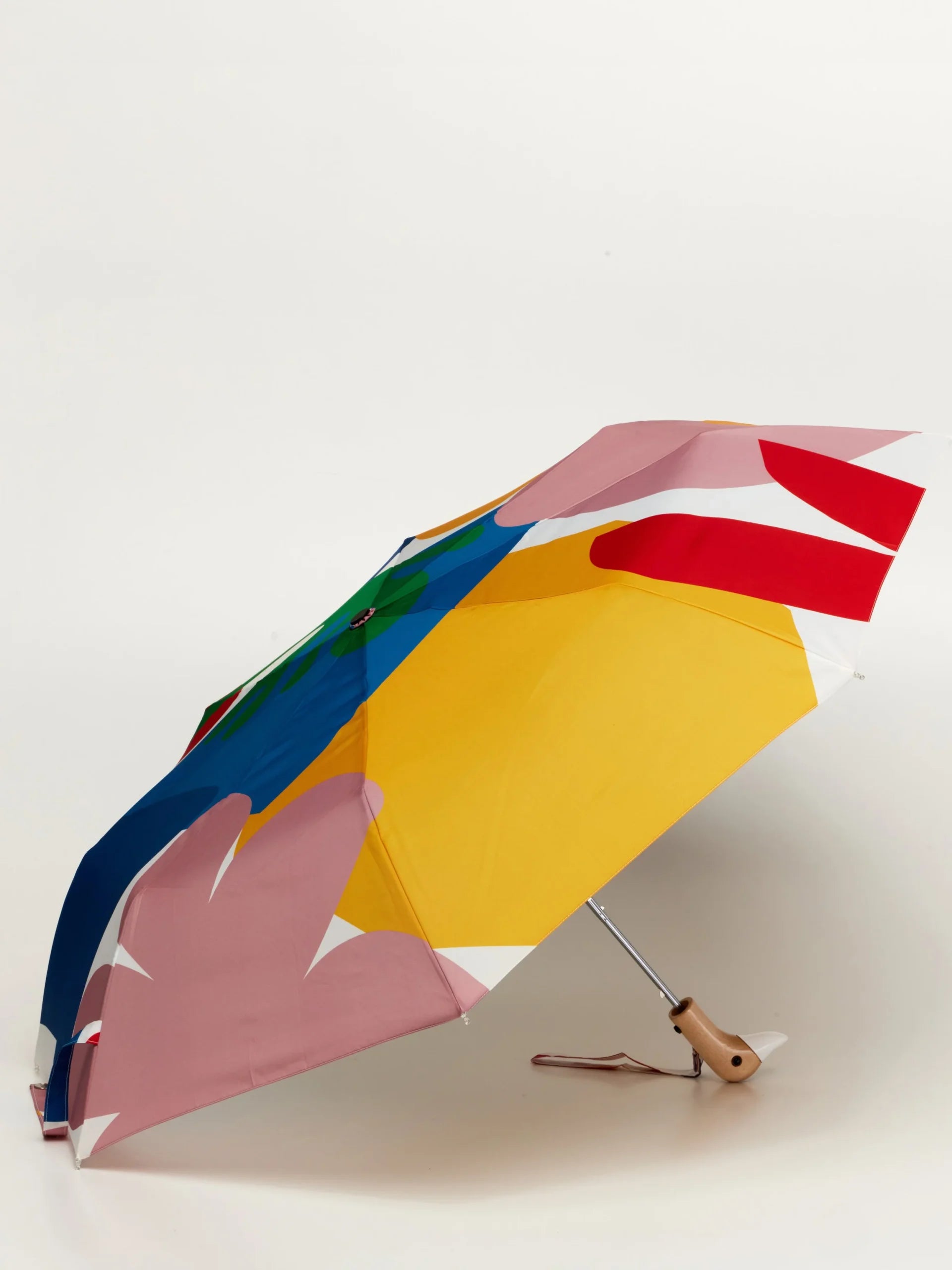 Kolorowa parasolka z uchwytem w kształcie kaczki od WABOBA AB na jasnym tle