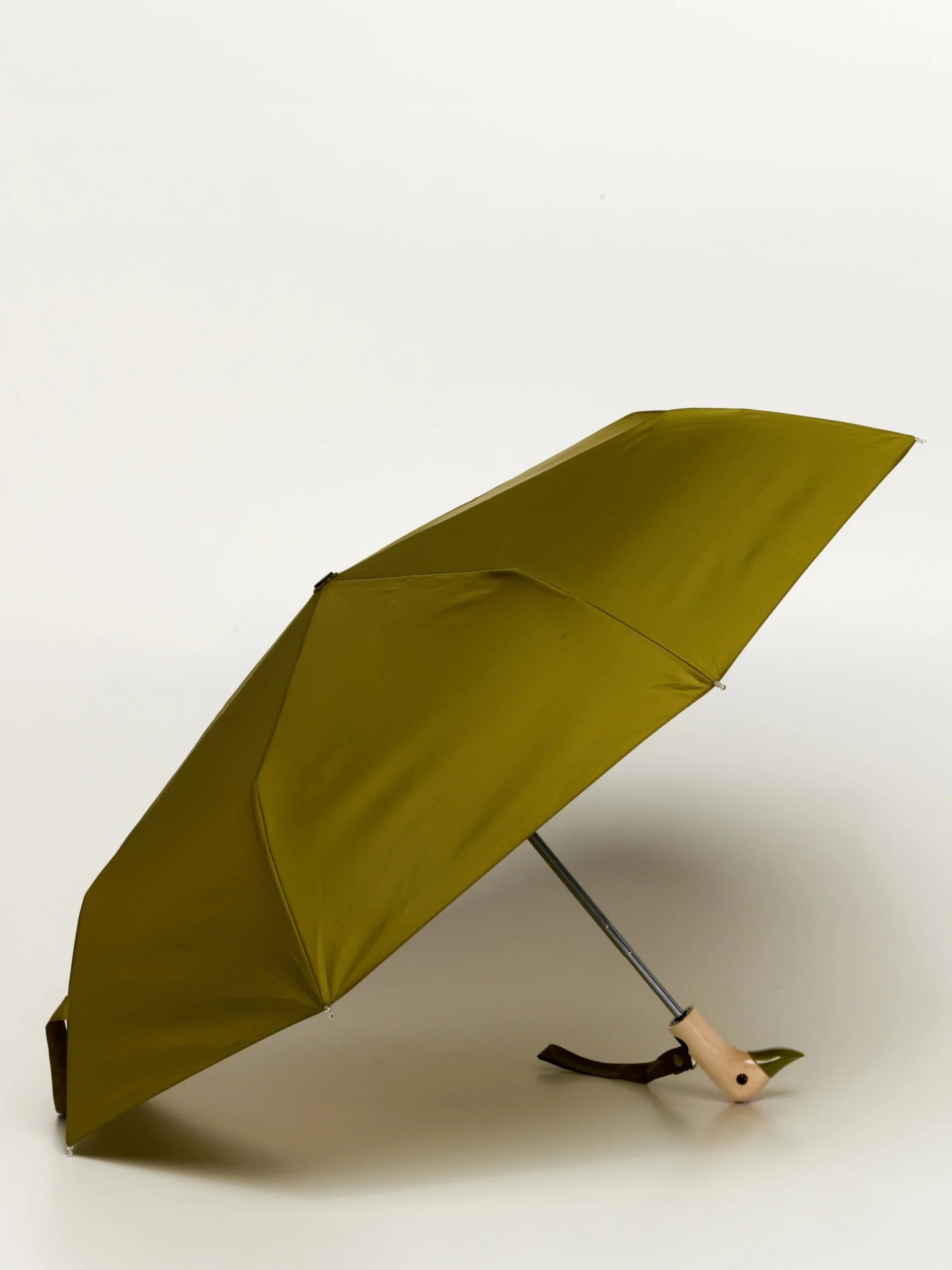 Zielona parasolka z rączką w kształcie kaczki od WABOBA AB idealna na deszczowe dni