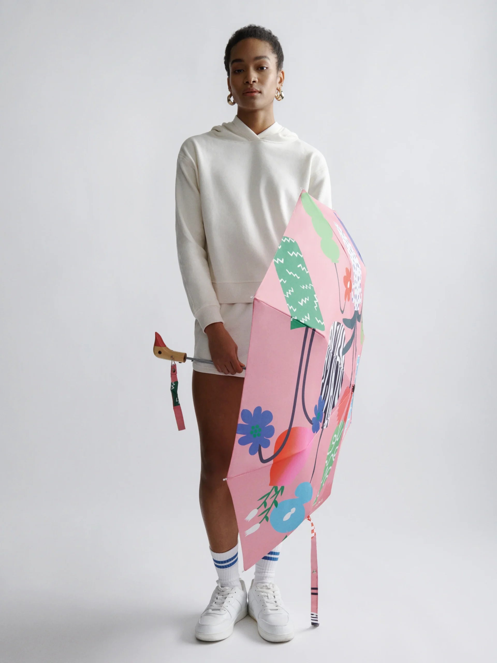 Kobieta trzymająca parasolkę z uchwytem w kształcie kaczki WABOBA AB z kolorowym wzorem kwiatowym