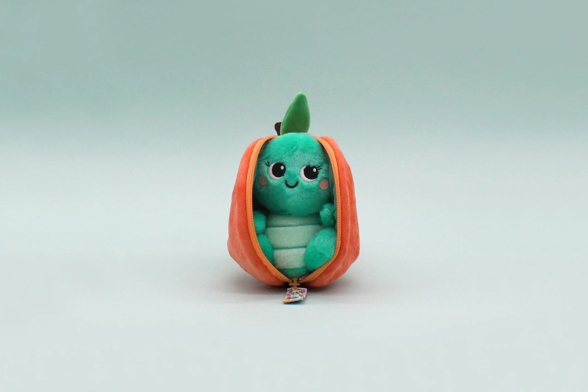 Pluszak żółw brzoskwinia w zielonych i pomarańczowych kolorach z uśmiechniętą twarzą od BV JACOB COMPANY