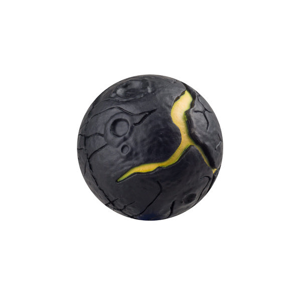 Czarna piłeczka do zabawy Waboba Lava z żółtymi przebarwieniami przypominająca lawa