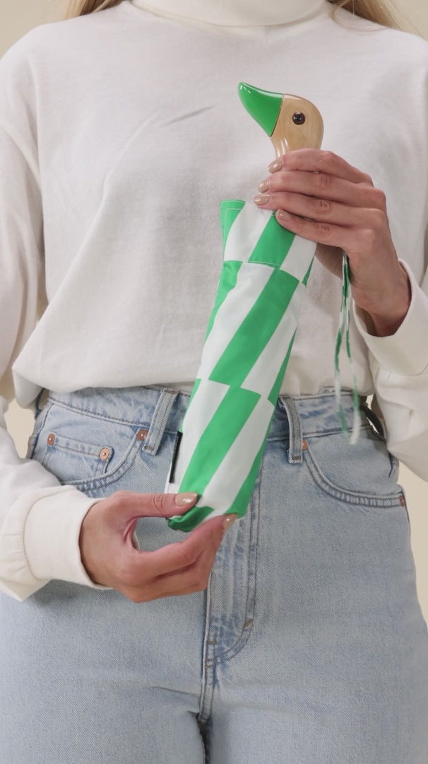 Load video: Original Duckhead Umbrella Duck – Kelly Bars