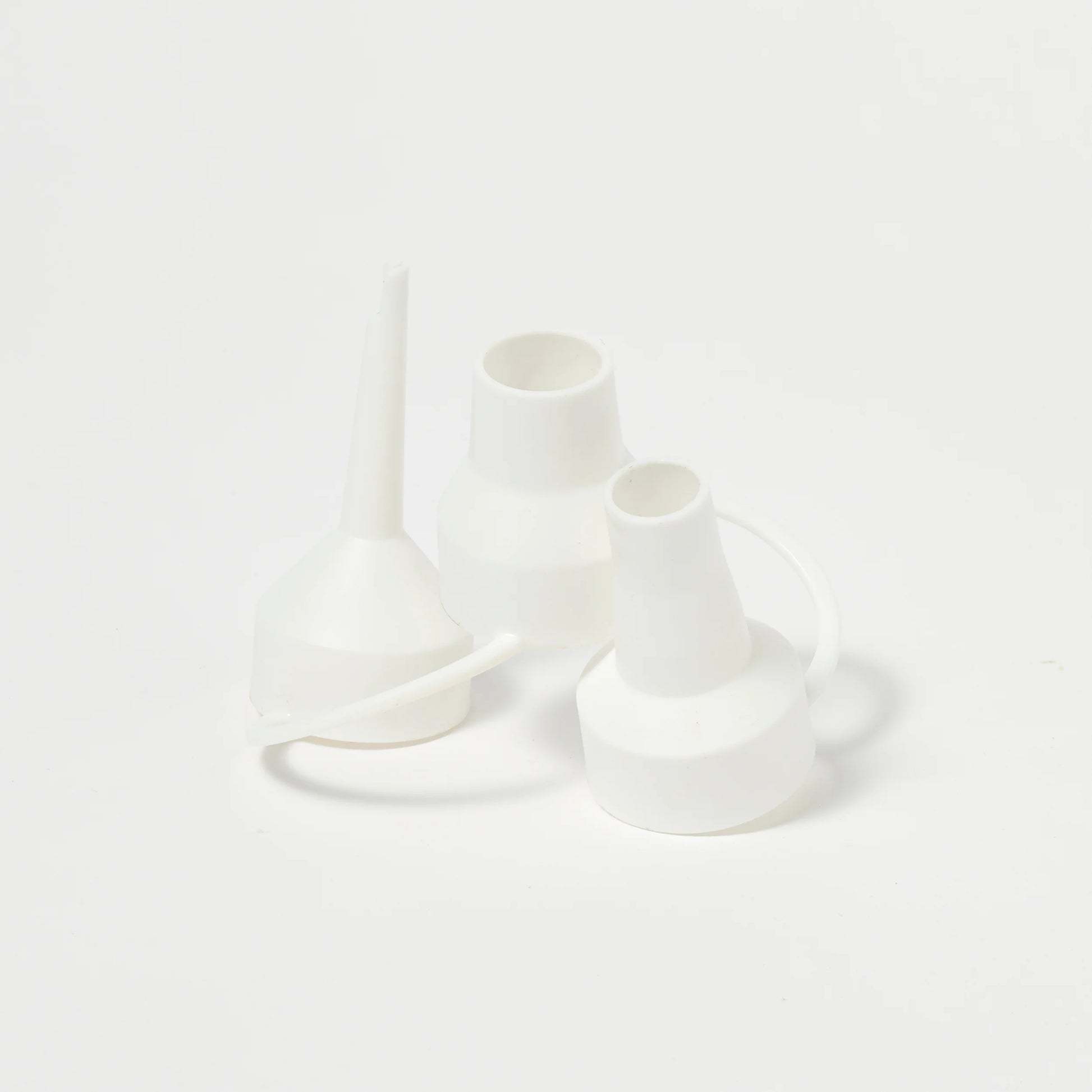 Białe końcówki do elektrycznej pompki do materaca marki SUNNY LIFE do pompowania i spuszczania powietrza