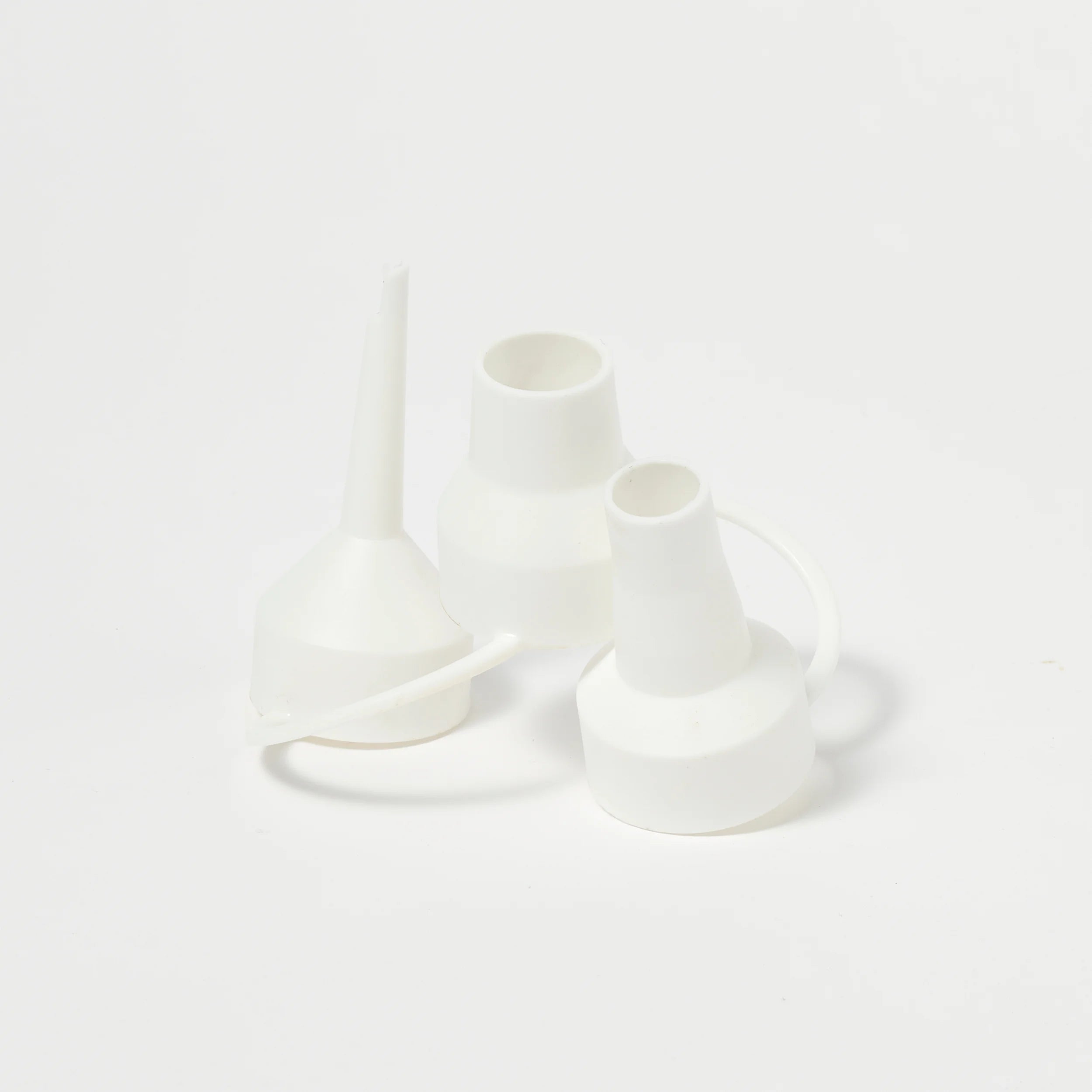 Białe końcówki do elektrycznej pompki do materaca marki SUNNY LIFE do pompowania i spuszczania powietrza