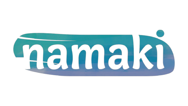 Logo kosmetyki naturalne dla dzieci Namaki na ciemnym tle w kolorach zielono-niebieskich