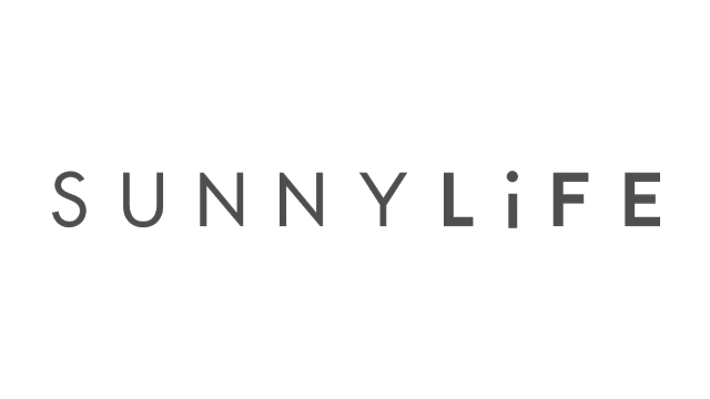 Logo marki Sunny Life z akcesoriami Sunny Life na czarnym tle