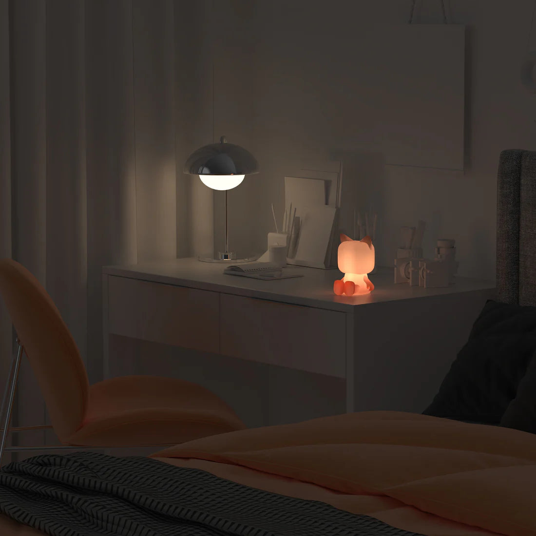 Lampka nocna kot świecąca pomarańczowym światłem na białym biurku w ciemnym pokoju