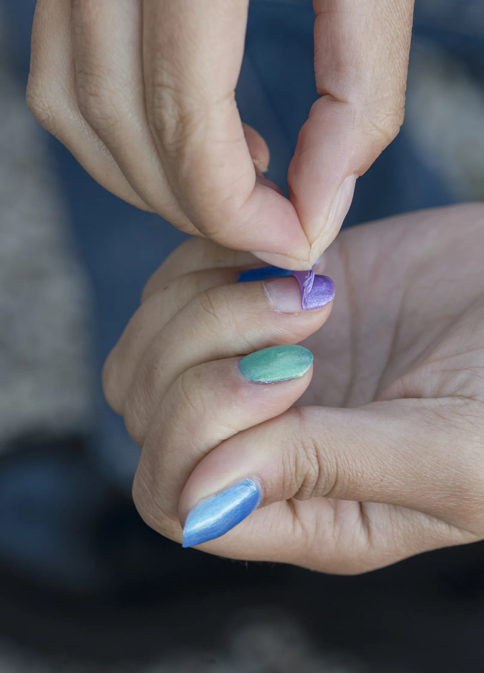 Odklejalny lakier do paznokci dla dzieci Namaki – Fioletowy brokat