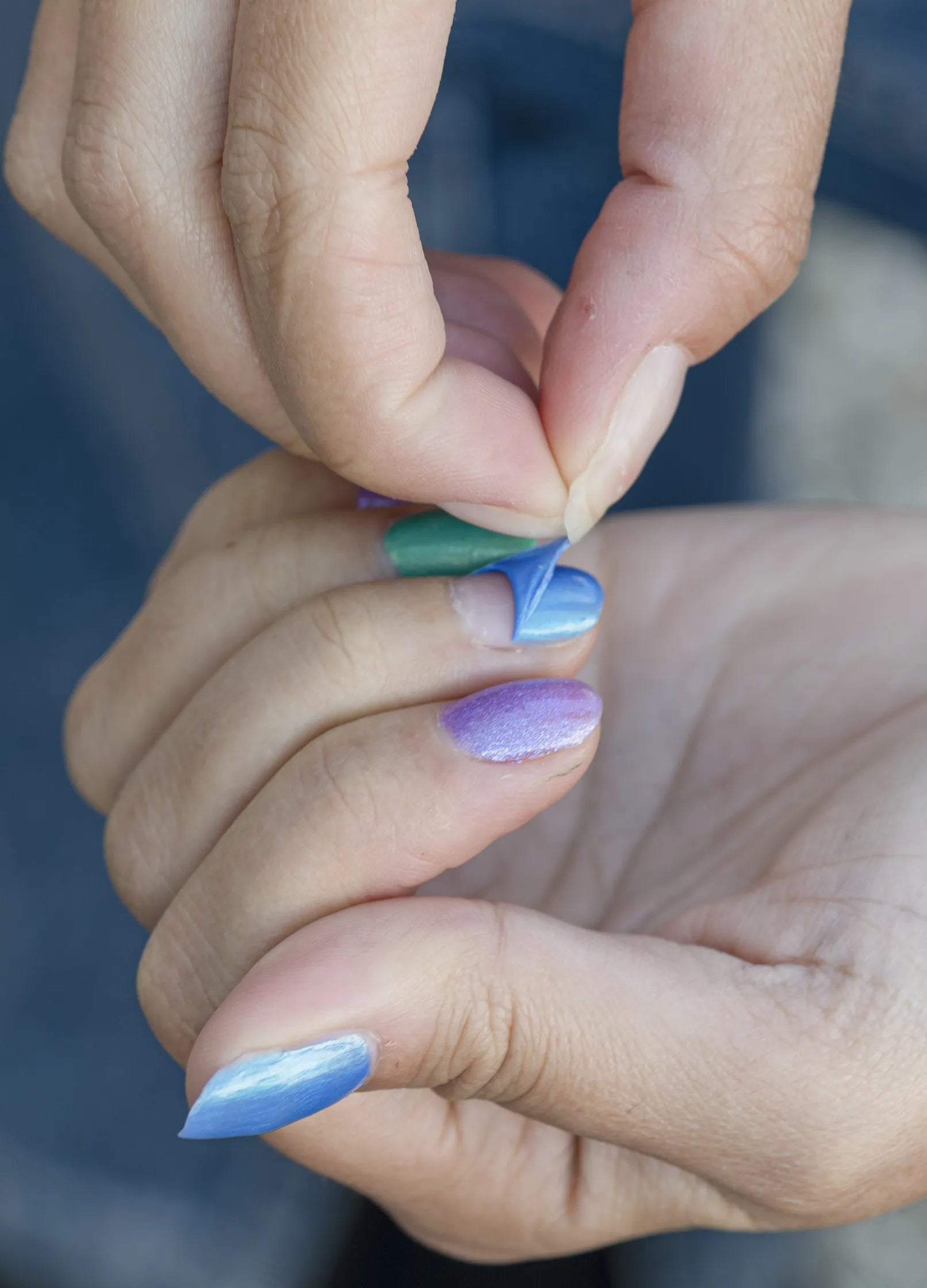 Odklejalny lakier do paznokci dla dzieci Namaki – Elektryczny niebieski