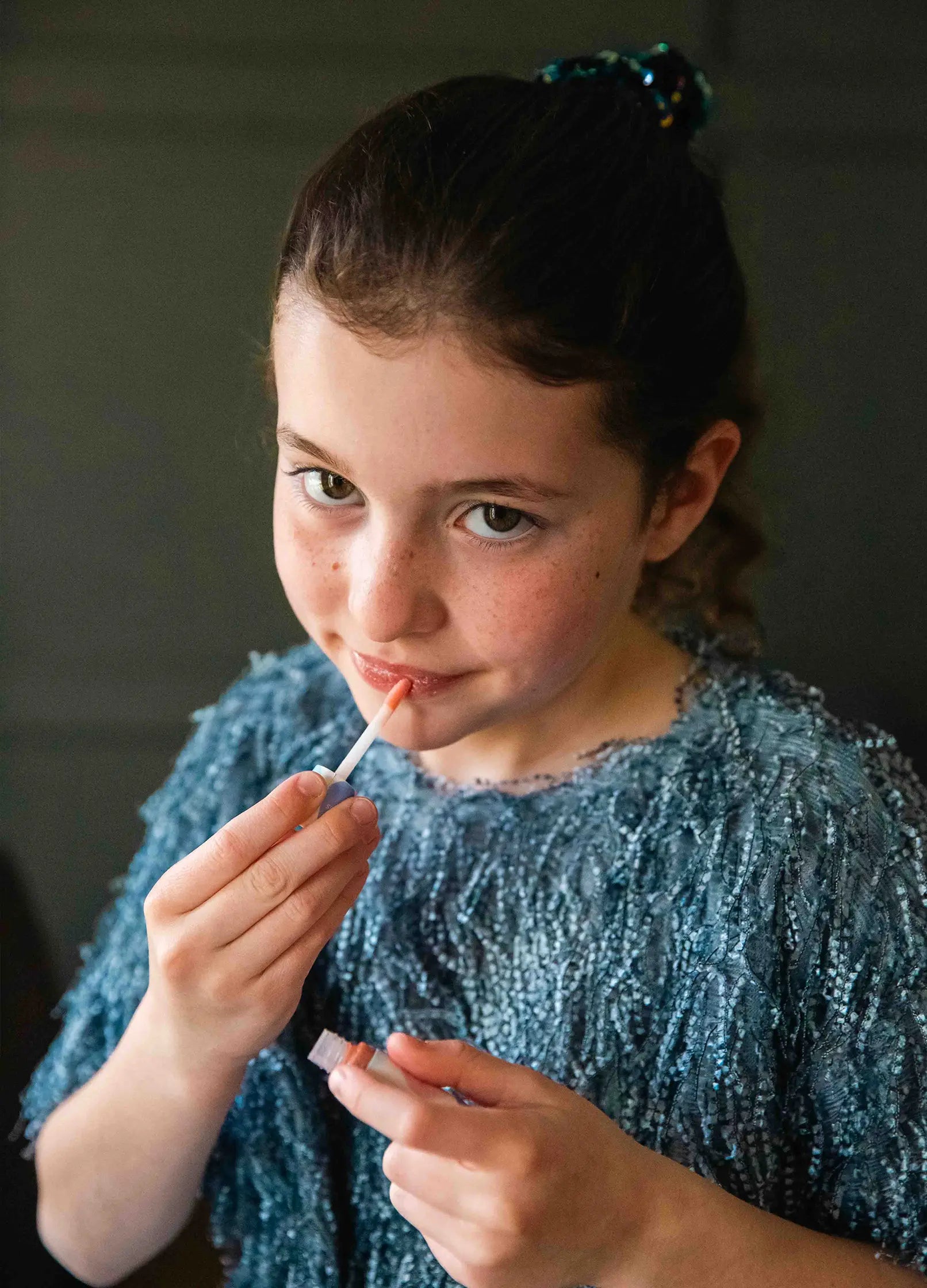 Dziewczynka nakładająca szminkę z kosmetyczki dla dzieci z cieniami marki Yamann