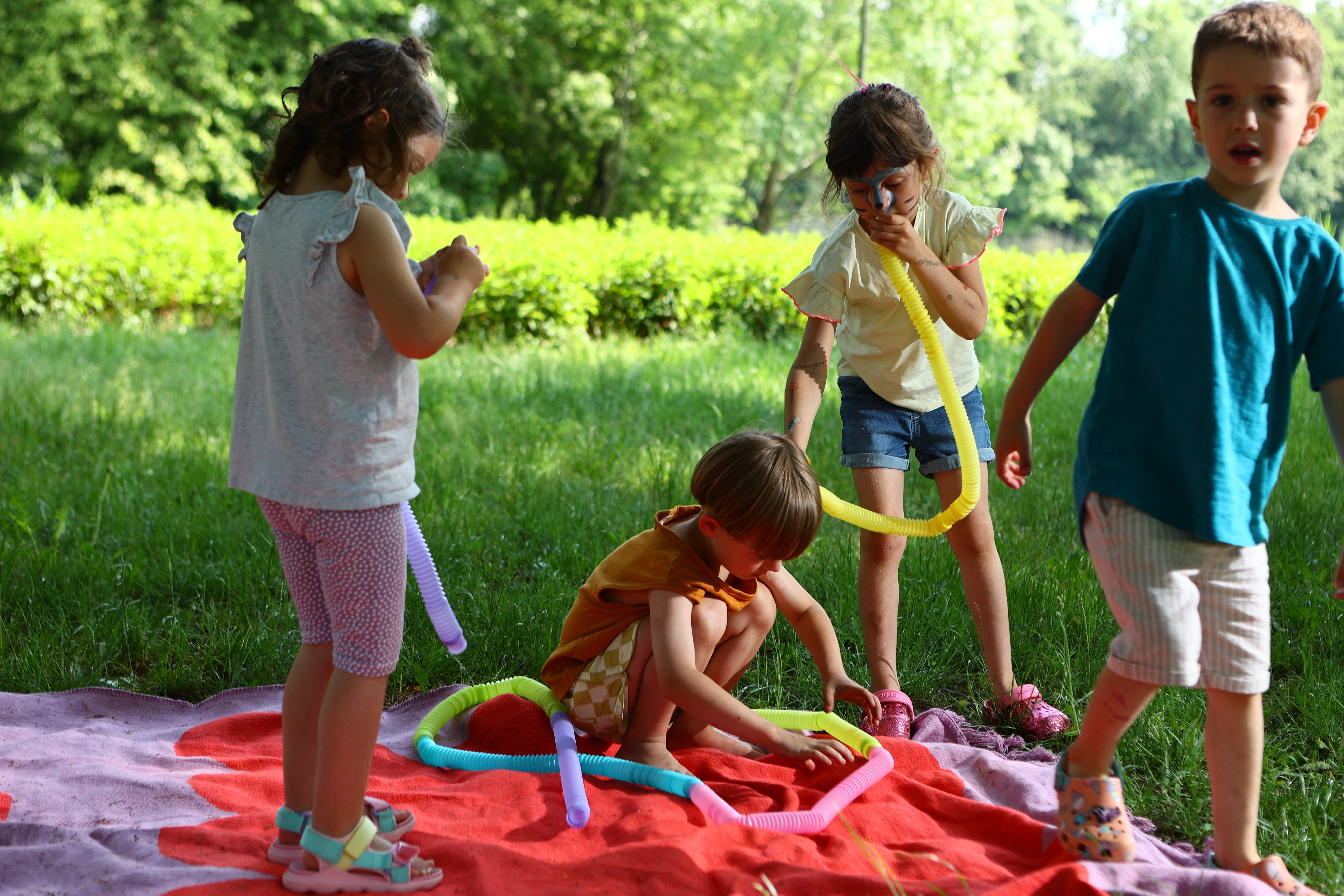 Un ensemble de tubes Mideer avec un livre et des boules lumineuses