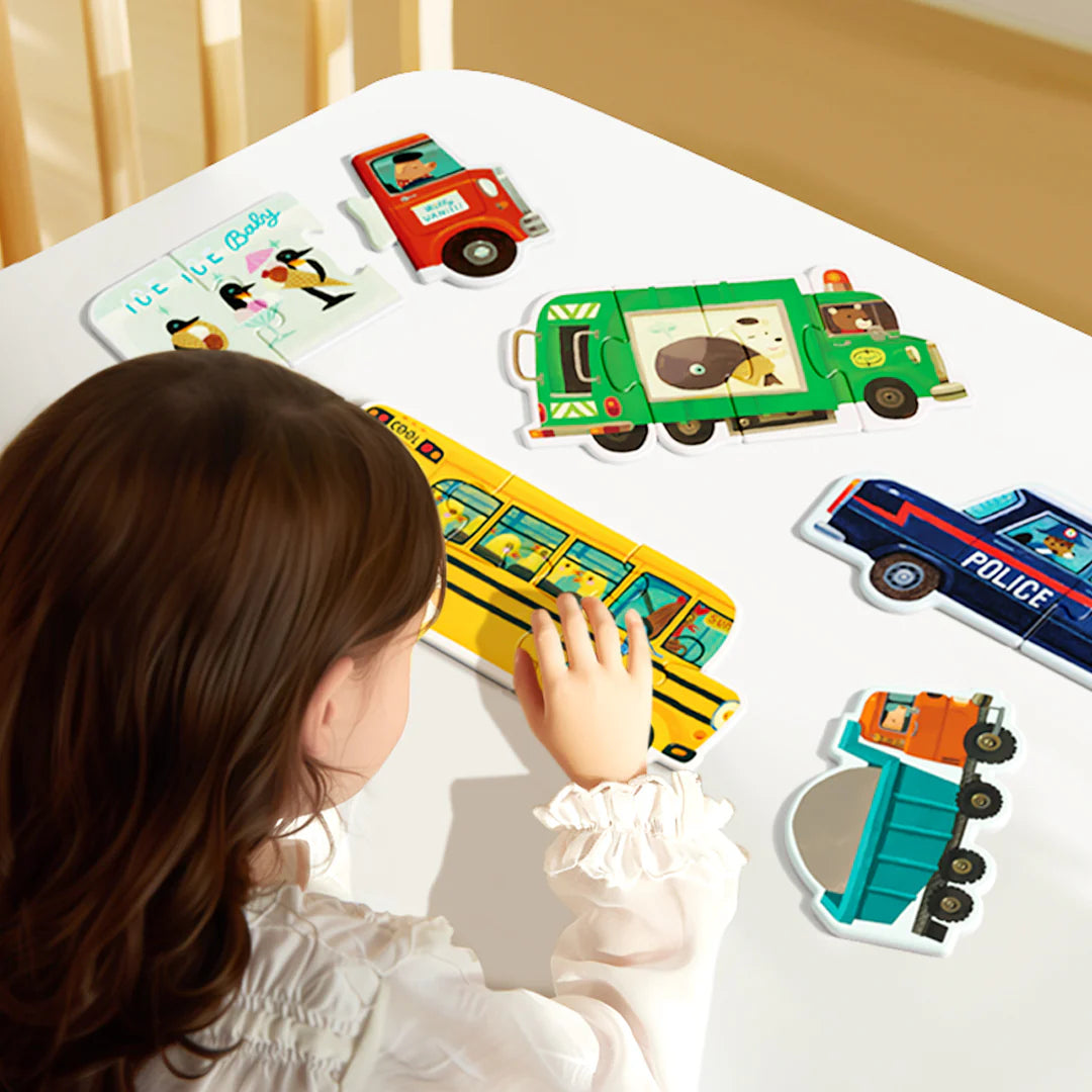 Puzzle dla dzieci transport z kolorowymi pojazdami układane przez dziecko na białym stole
