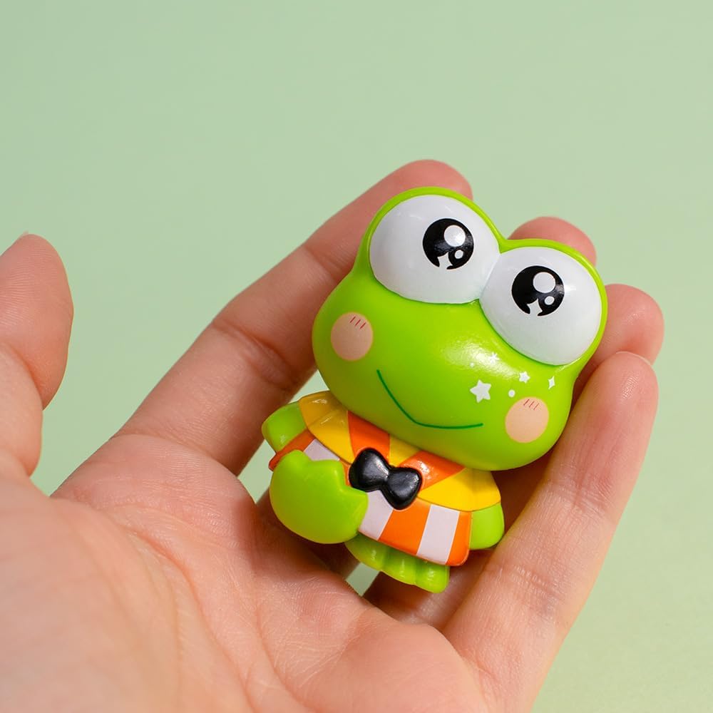 Figurka Hello Kitty Keroppi zielona żabka z dużymi oczami i pomarańczowo-białą koszulką trzymana w ręce