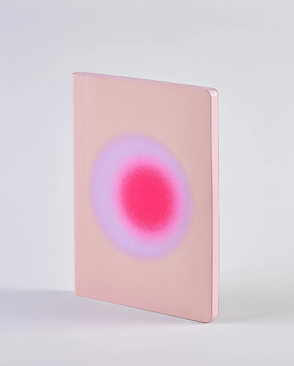 Minimalistyczny notatnik trance pink z okładką w różowym odcieniu i kolorowym wzorem na froncie