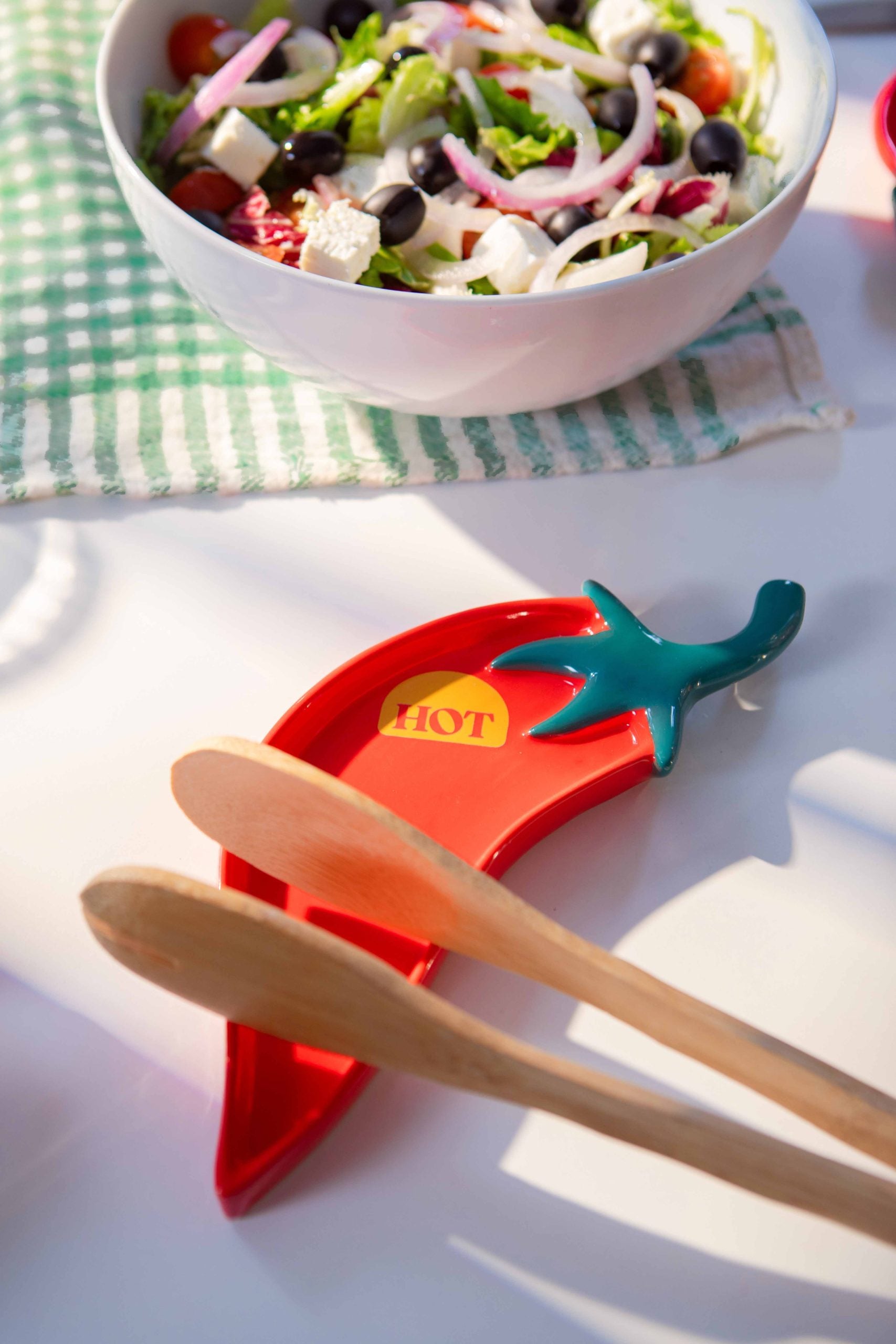 Podstawka pod łyżkę chili od DOIY w kształcie czerwonej papryczki na kuchennym blacie