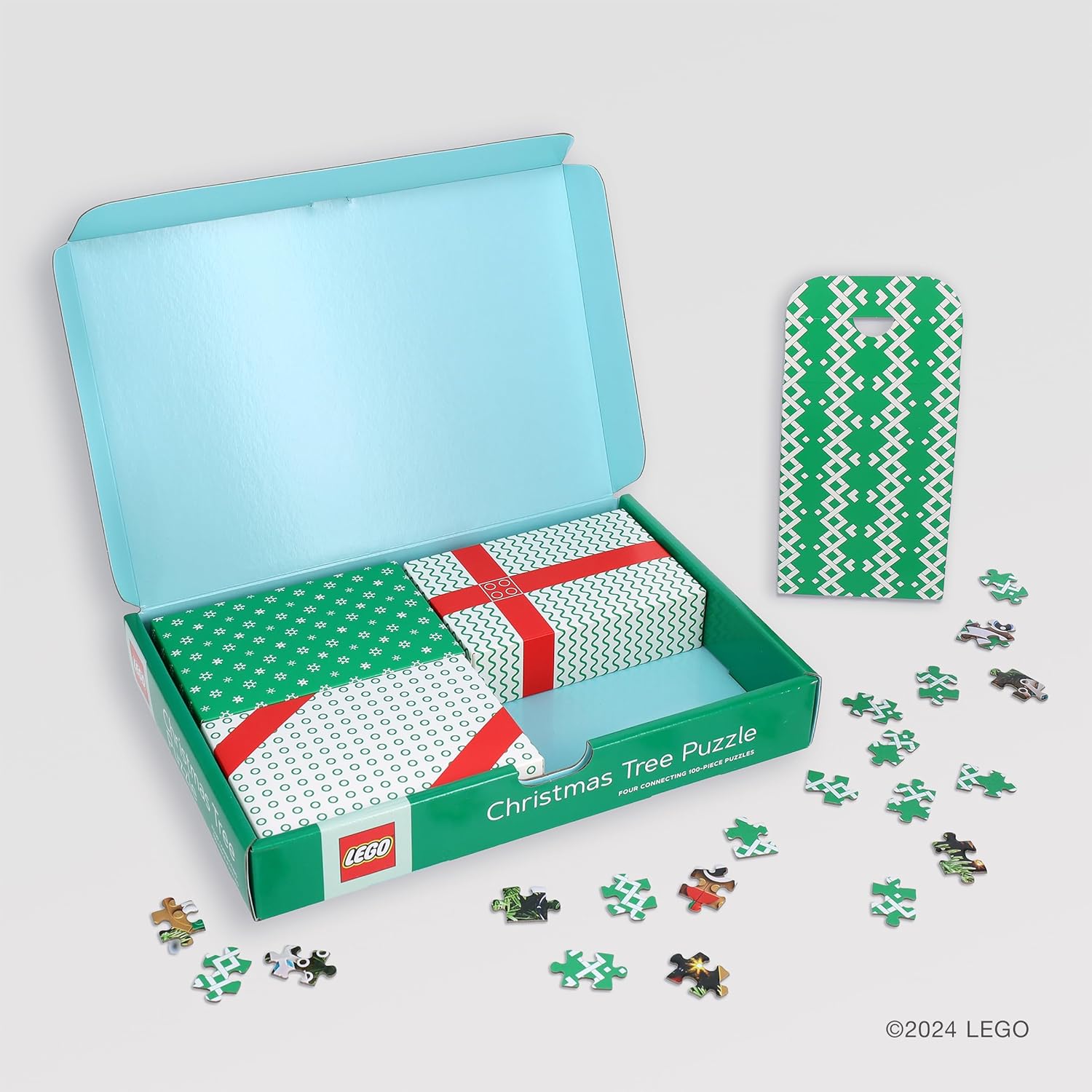 puzzle LEGO choinka 100 elementów w zielonym pudełku z motywem świątecznym i rozsypanymi elementami