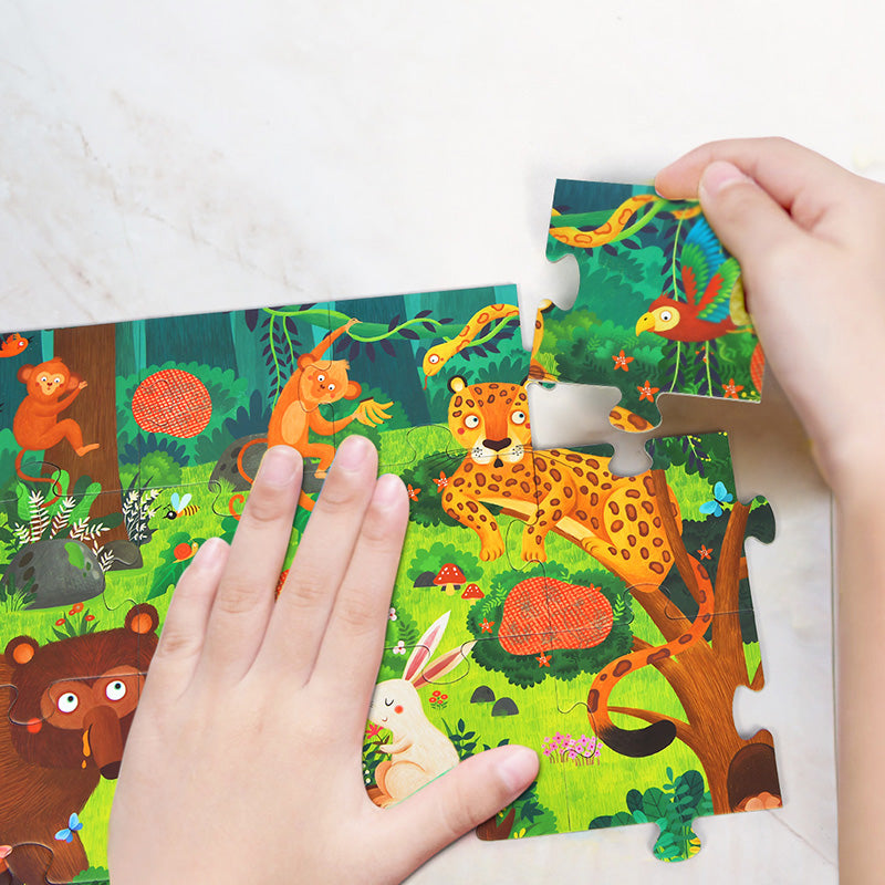 Dziecko układa sekretne puzzle 3D dla dzieci z motywem zwierząt leśnych