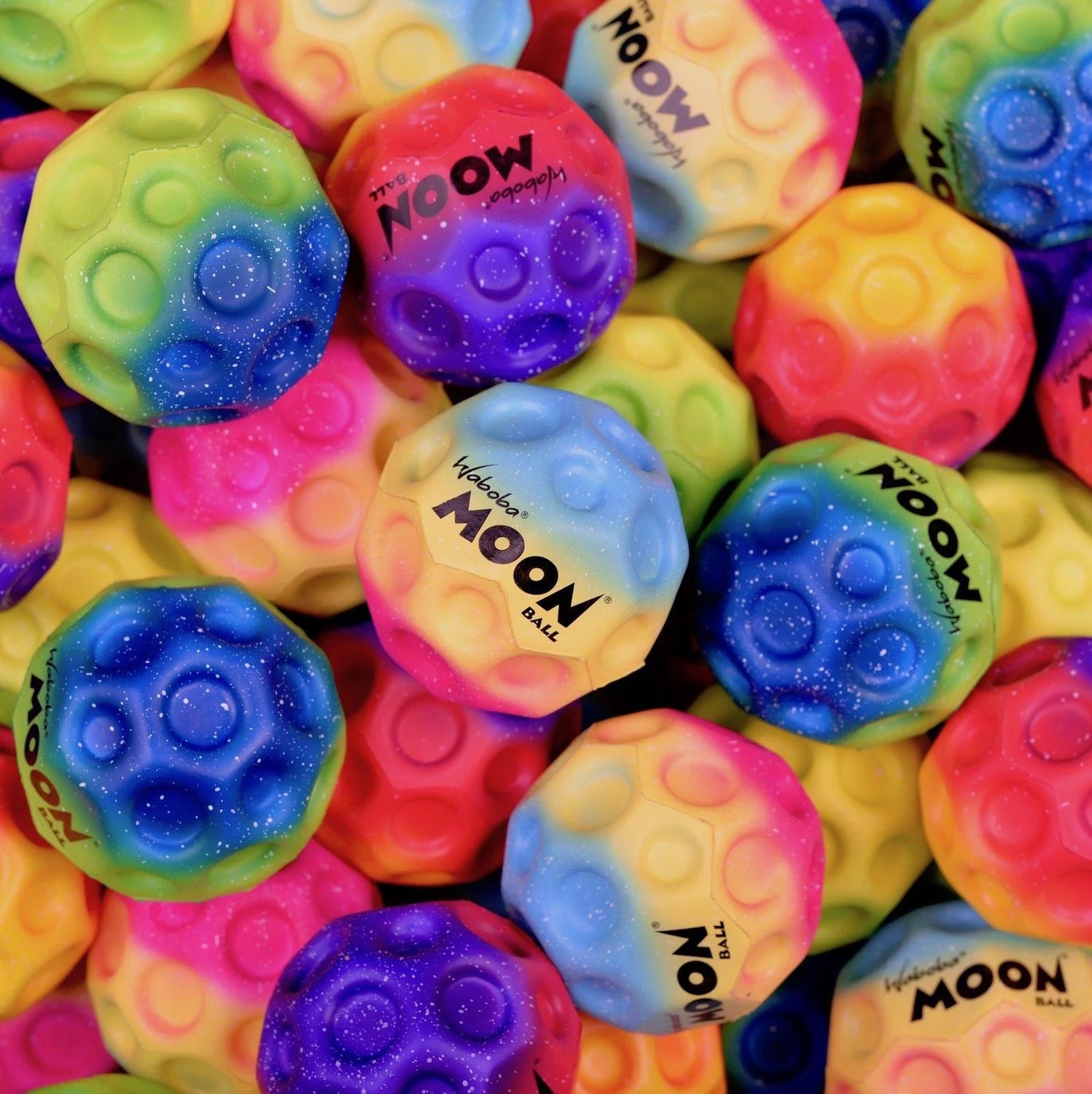 Bunte Waboba Moon Balls für Kinder in verschiedenen leuchtenden Mustern und Farben