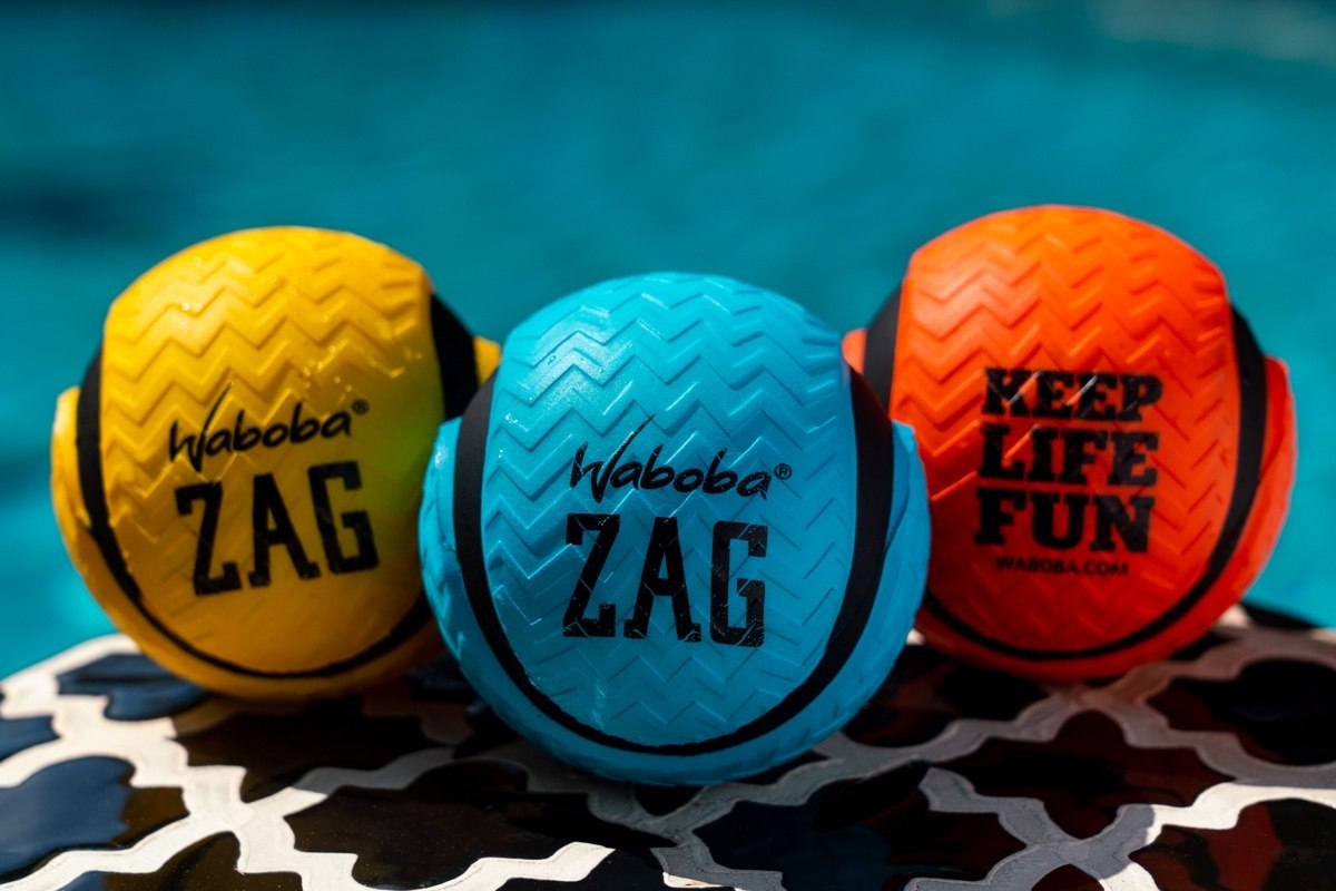 Kolorowe piłeczki Waboba ZAG w żółtym, niebieskim i pomarańczowym kolorze do zabawy na wodzie