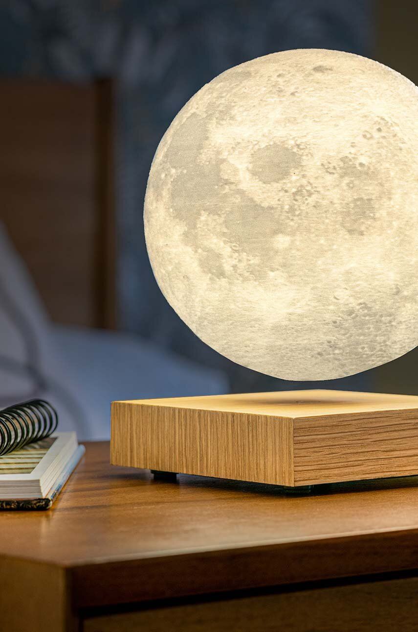 Inteligentna lampa księżycowa WABOBA AB unosząca się nad drewnianą podstawą na stole nocnym