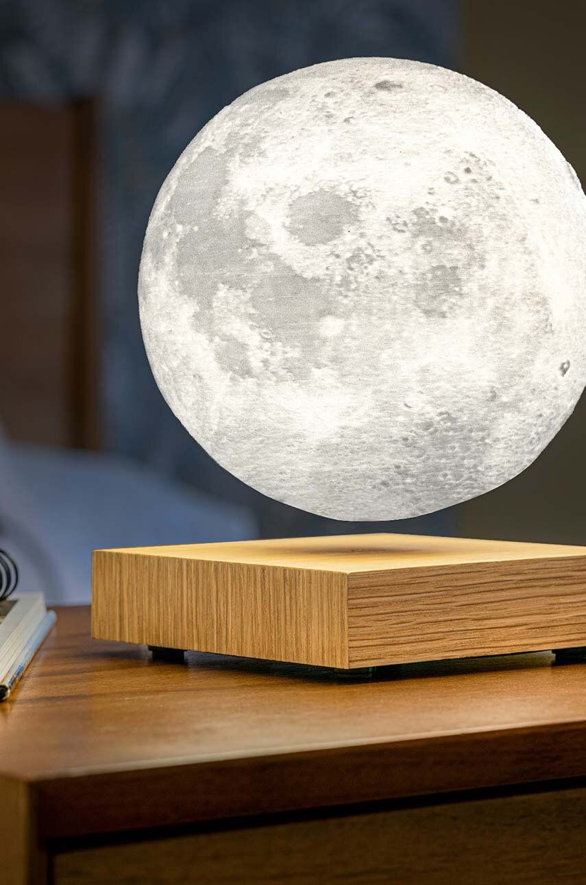Inteligentna lampa księżycowa WABOBA AB unosząca się nad drewnianą podstawą w pokoju