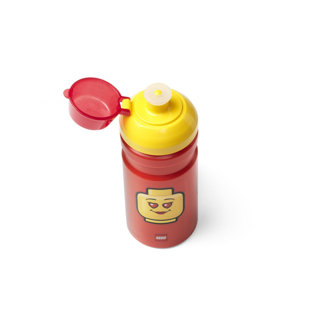 Czerwony bidon LEGO dla dziewczynki z żółtą zakrętką i grafiką uśmiechniętej główki LEGO