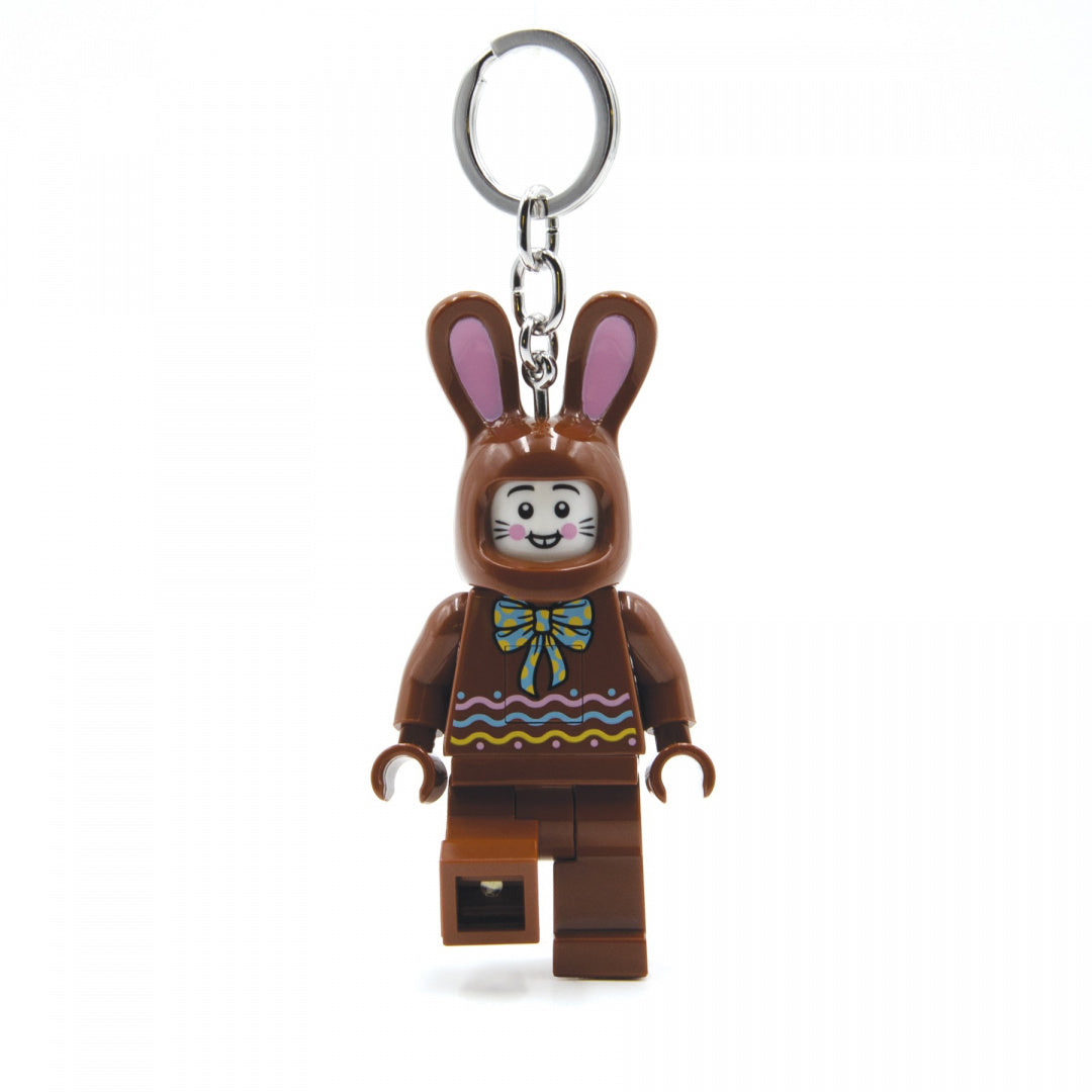 Brelok Lego postać króliczka w brązowym stroju z kolorową kokardą