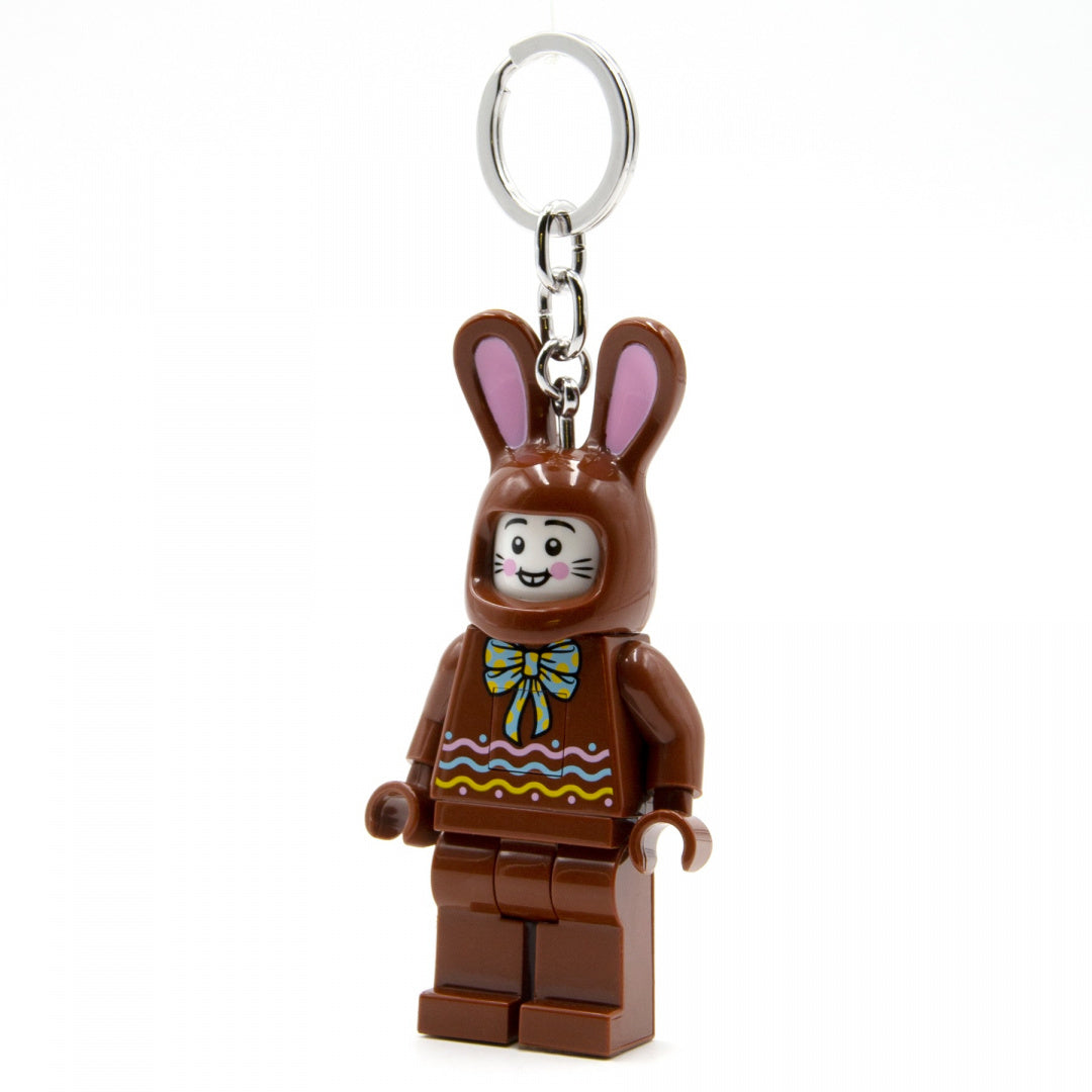 Breloczek LEGO z figurką zająca w brązowym stroju z kolorową kokardą