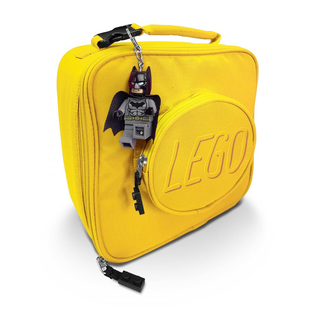 Żółta torba LEGO z brelokiem LEGO Batman przypiętym do zamka