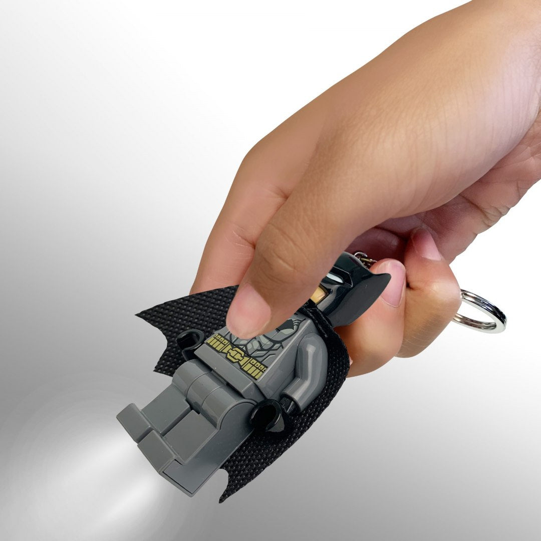 Brelok LEGO Batman trzymany w dłoni z latarką wbudowaną w figurkę