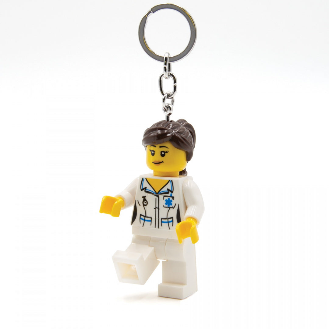 MOB brelok pielęgniarka LEGO z figurką pielęgniarki w białym uniformie na białym tle