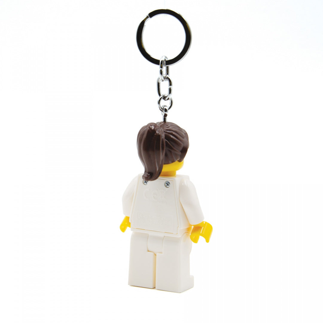 Brelok pielęgniarka LEGO z figurką w białym uniformie i brązowymi włosami