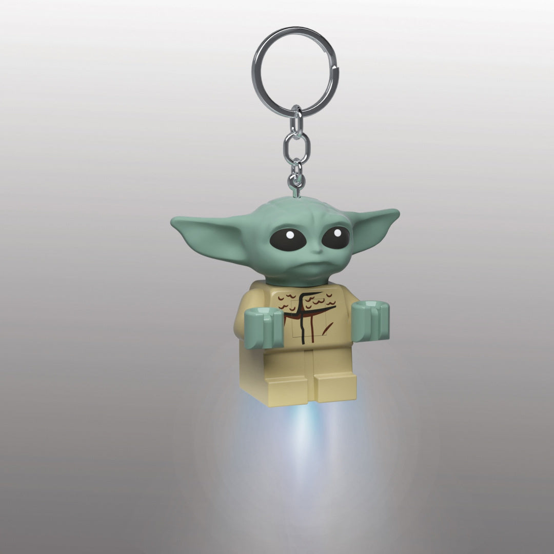 Brelok MOB z postacią Baby Yoda w beżowym ubranku ze świecącym światłem LED