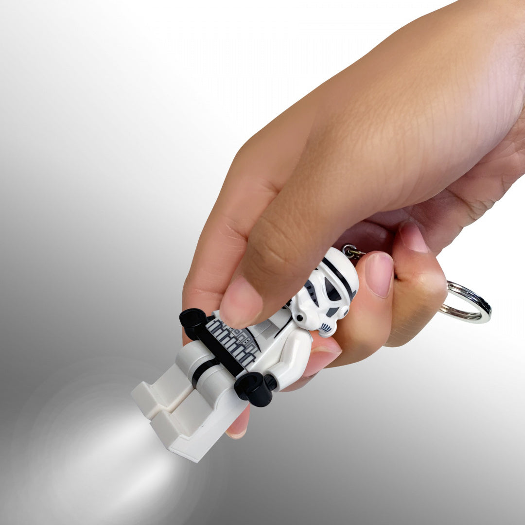 Ręka trzyma brelok LEGO Star Wars Stormtrooper z włączoną latarką LED