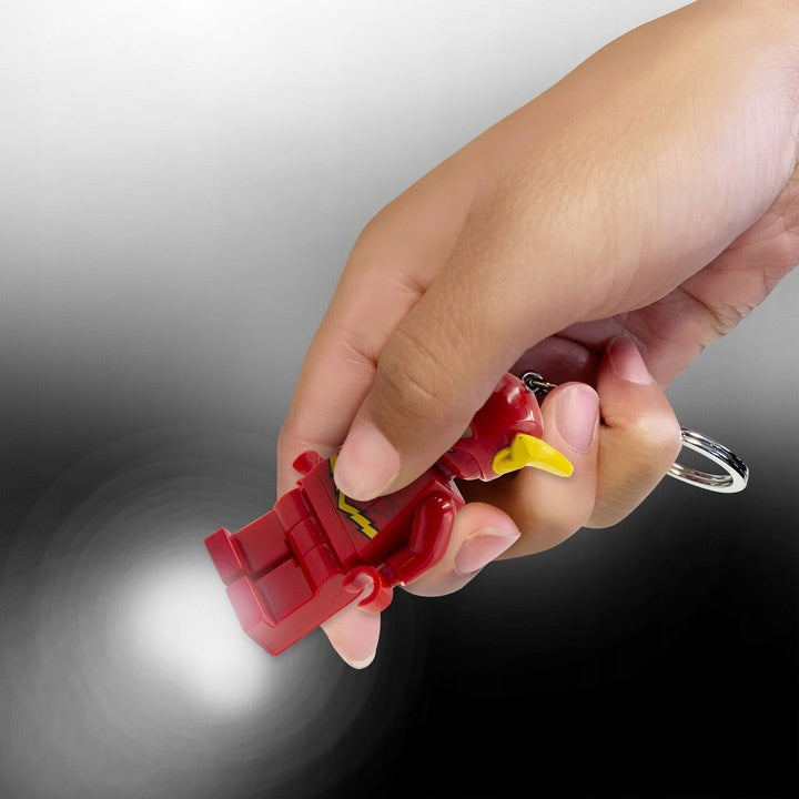 brelok LEGO Flash z latarką trzymany w dłoni świecący czerwonym światłem