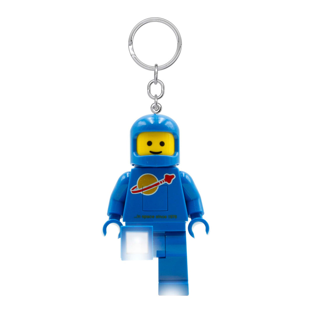 Brelok z latarką LEGO w kształcie niebieskiego kosmonauty z żółtą twarzą i ikoną planety