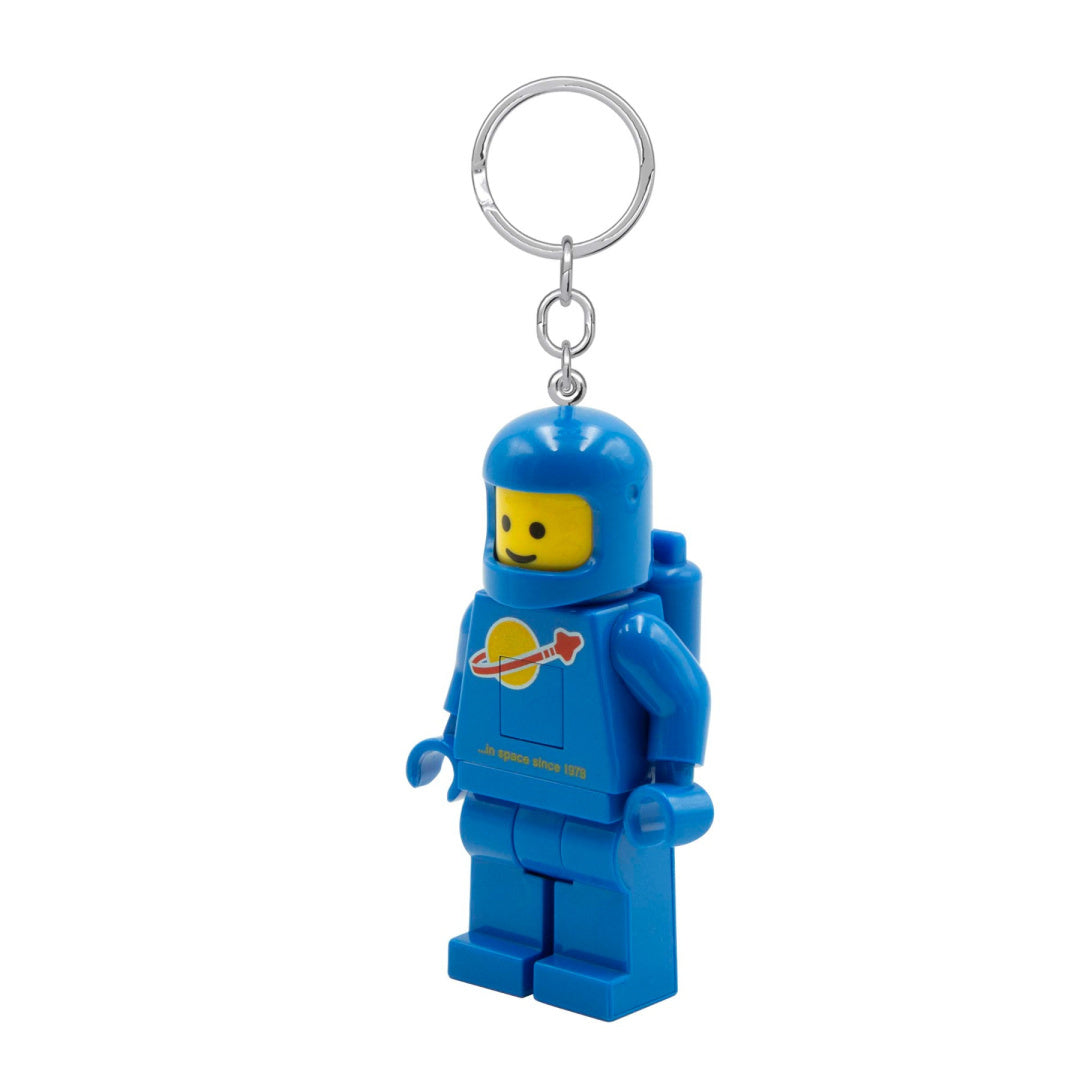 MOB brelok z latarką LEGO przedstawiający niebieskiego kosmonautę z klasycznym hełmem i logo kosmosu