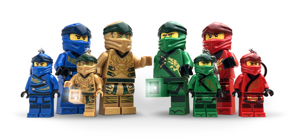 Figurki ninja w kolorach niebieskim, złotym, zielonym i czerwonym od MOB w zestawie dla fanów