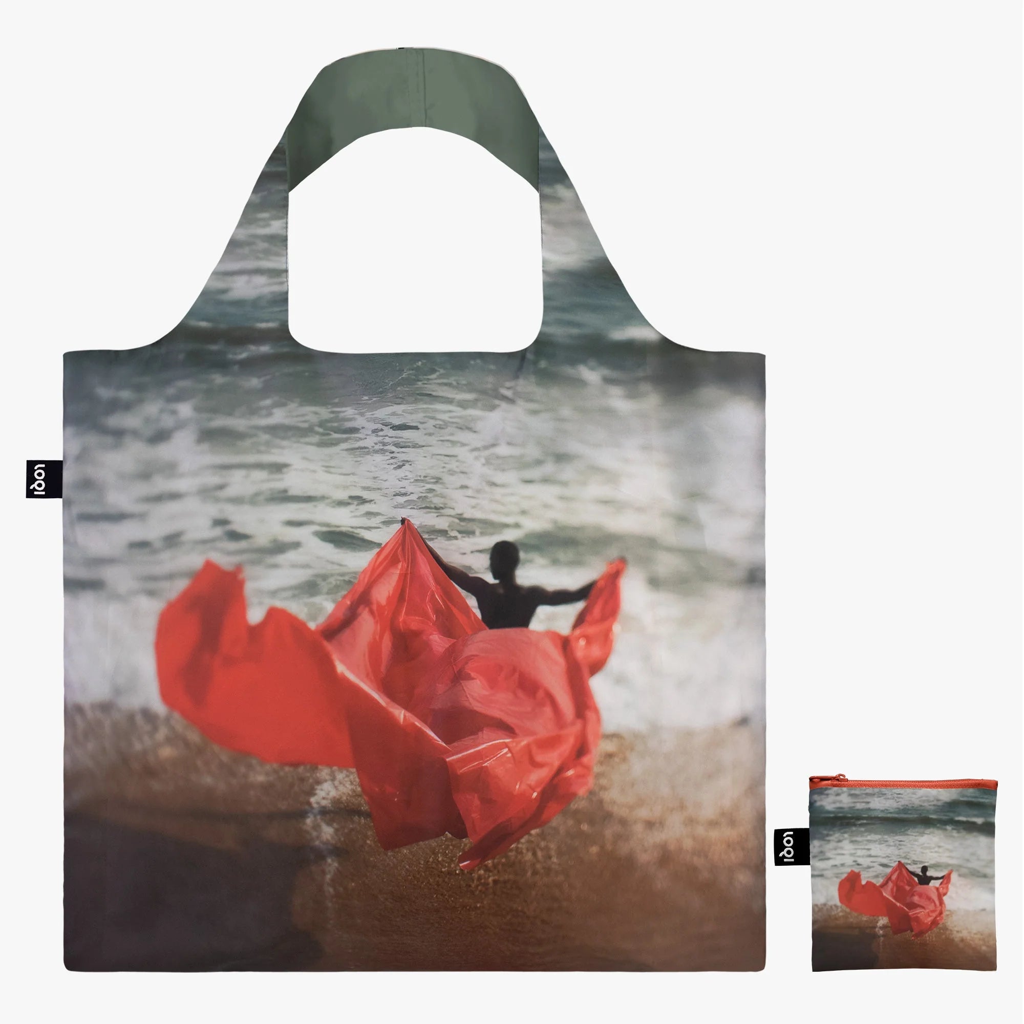 Torba LOQI Cristina de Middel z grafiką osoby z czerwonym materiałem na plaży przy morzu