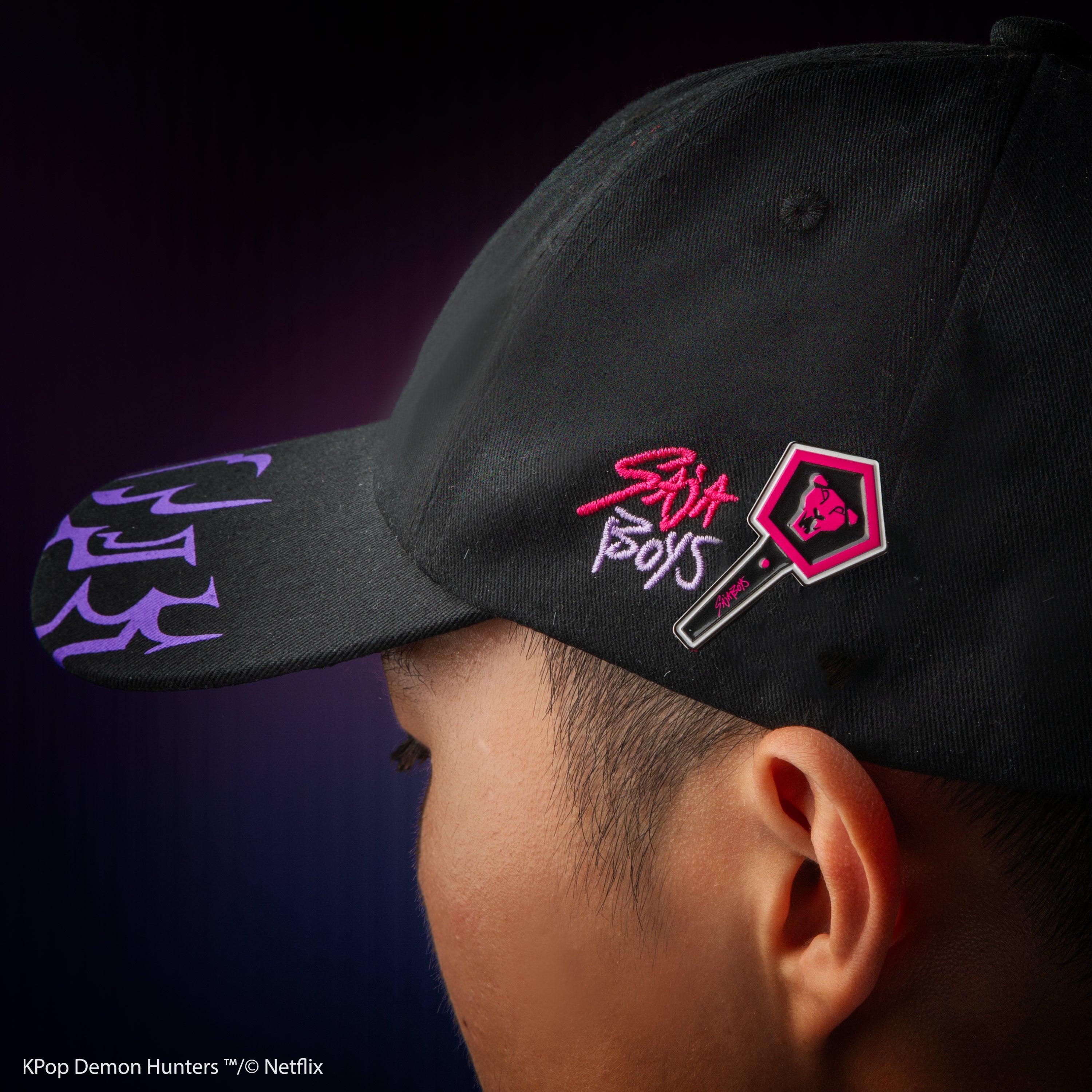 Pin metalowy Demon Hunters - Saja Boys Light Stick