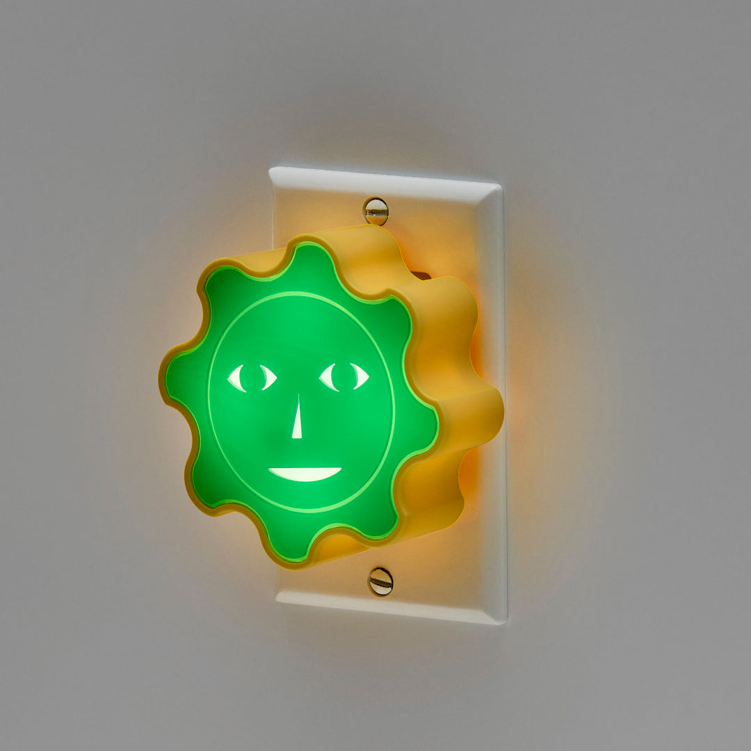 Kolorowa lampka nocna dla dzieci w kształcie uśmiechającego się słońca podłączona do gniazdka