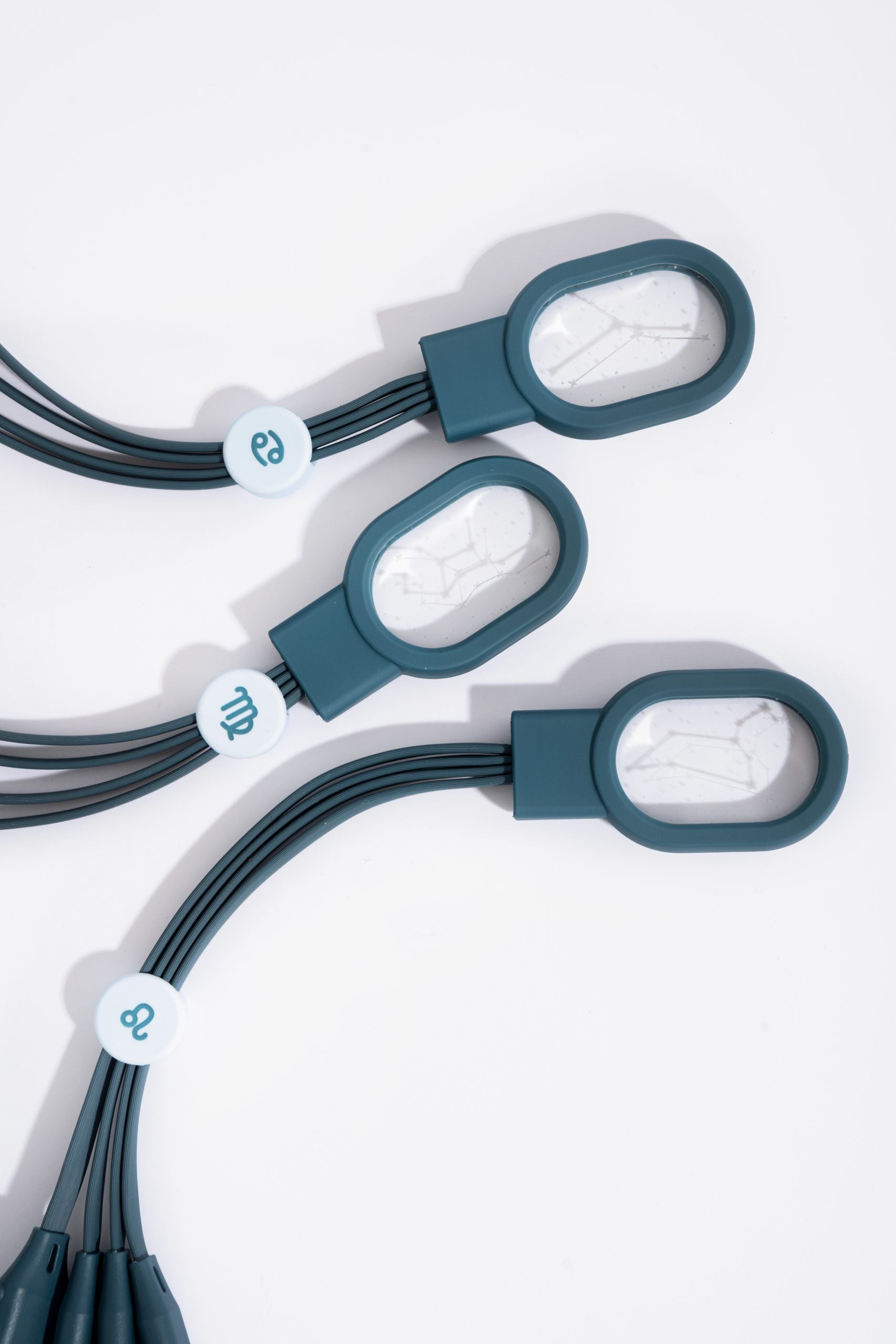 Kabel 5 w 1 Koziorożec od WABOBA AB z wieloma złączami w eleganckim niebieskim kolorze